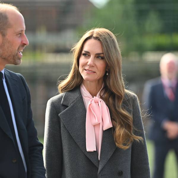 Der Prinz und die Prinzessin von Wales während eines Besuchs in der Farnborough Road Infant and Junior School in Birkdale.