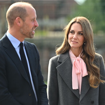Der Prinz und die Prinzessin von Wales während eines Besuchs in der Farnborough Road Infant and Junior School in Birkdale.