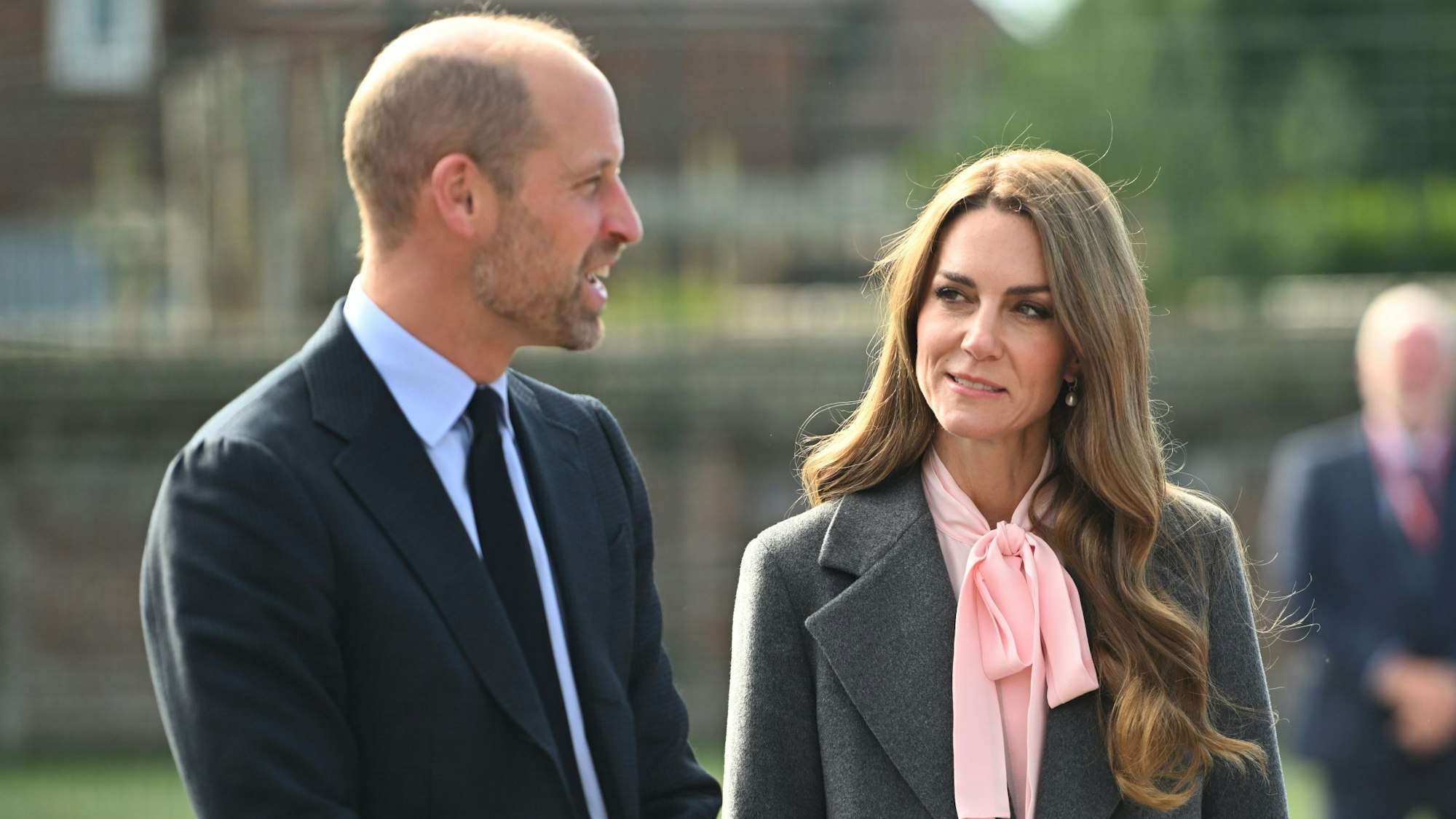 Der Prinz und die Prinzessin von Wales während eines Besuchs in der Farnborough Road Infant and Junior School in Birkdale.