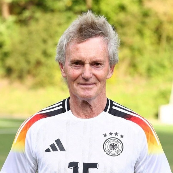 Porträt von Bernd Hannes im Trikot.