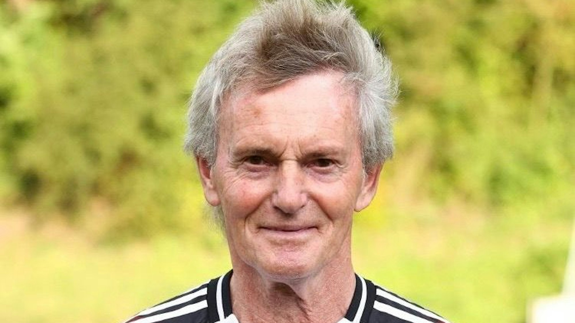 Porträt von Bernd Hannes im Trikot.