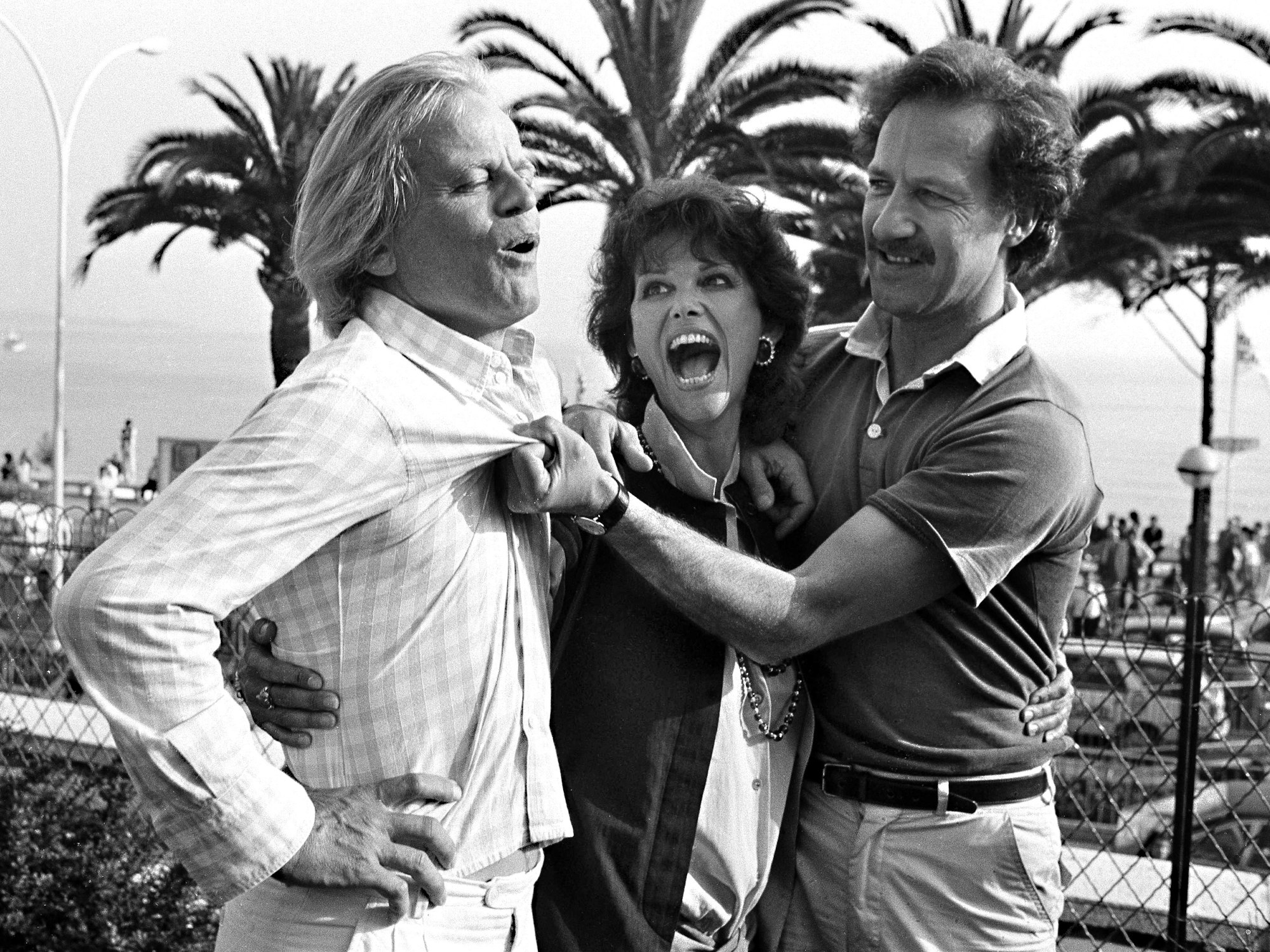 Die Schauspieler Klaus Kinski (l-r), Claudia Cardinale und der deutsche Regisseur Werner Herzog stehen bei den Filmfestspielen von Cannes bei der Präsentation des deutschen Beitrags «Fitzcarraldo» zusammen.