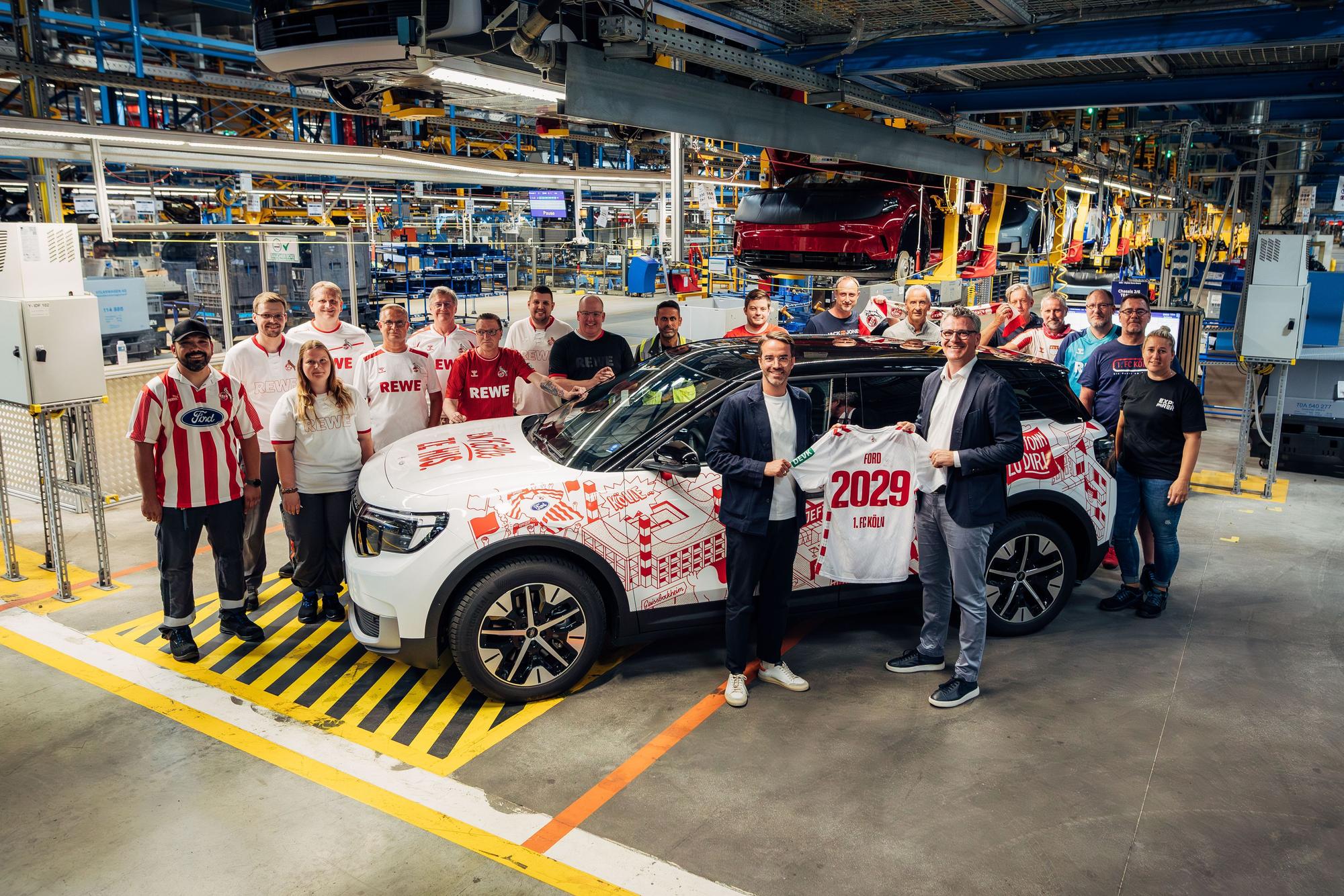 Das Bild zeigt Vertreter von Ford und des 1. FC Köln bei der Verkündung der Vertragsverlängerung zwischen dem Autobauer und dem Verein. Foto: 1. FC Köln.