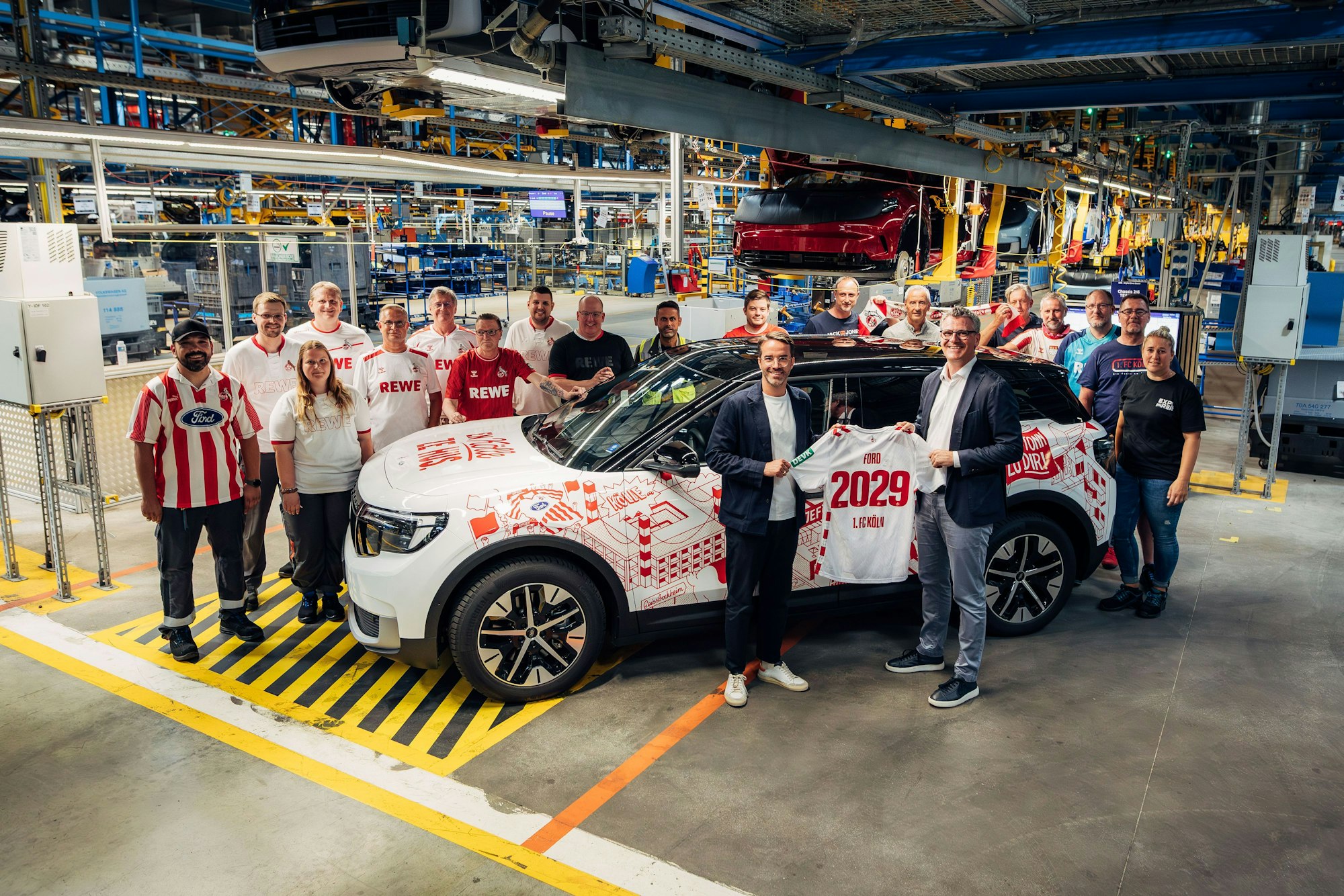 Das Bild zeigt Vertreter von Ford und des 1. FC Köln bei der Verkündung der Vertragsverlängerung zwischen dem Autobauer und dem Verein. Foto: 1. FC Köln.