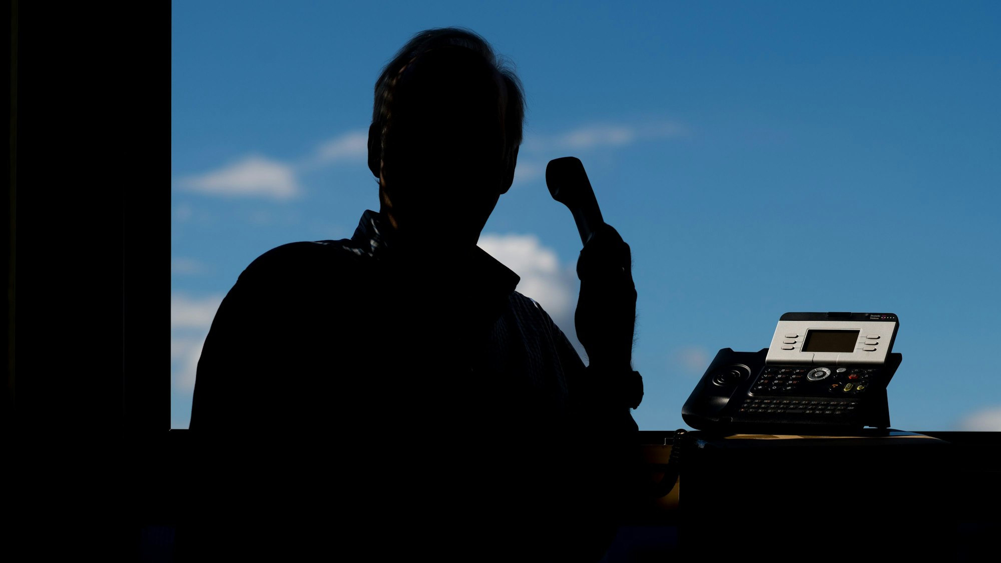 ARCHIV - 09.09.2015, Niedersachsen, Hannover: Ein Mann mit Telefonhörer in der Hand. (zu dpa: «Telefonbetrüger ergaunern Wertgegenstände von Ehepaar») Foto: Julian Stratenschulte/dpa +++ dpa-Bildfunk +++