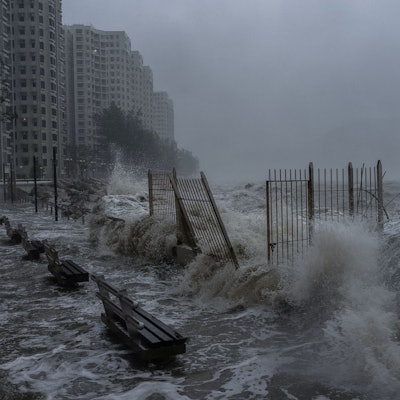 Wellen schlagen gegen die Uferpromenade von Hongkong, während sich der Taifun Ragasa nähert.