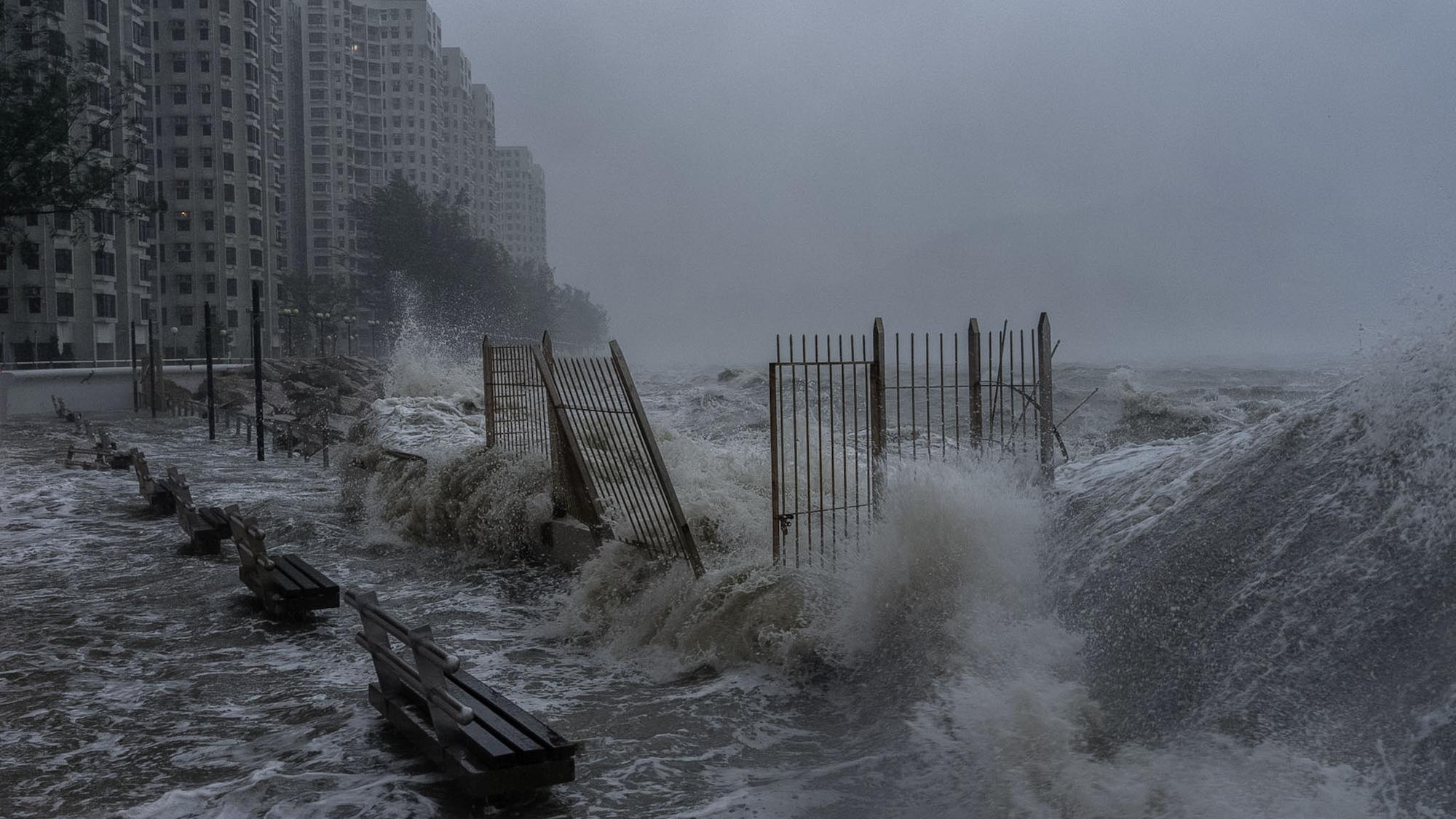 Wellen schlagen gegen die Uferpromenade von Hongkong, während sich der Taifun Ragasa nähert.