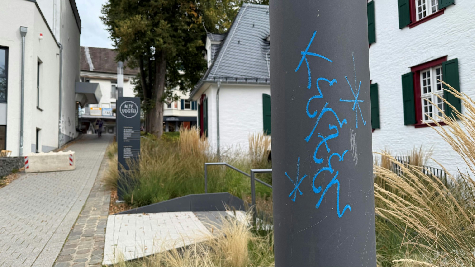 Eine beschmierte Laterne mit der Aufschrift "Kerzer".