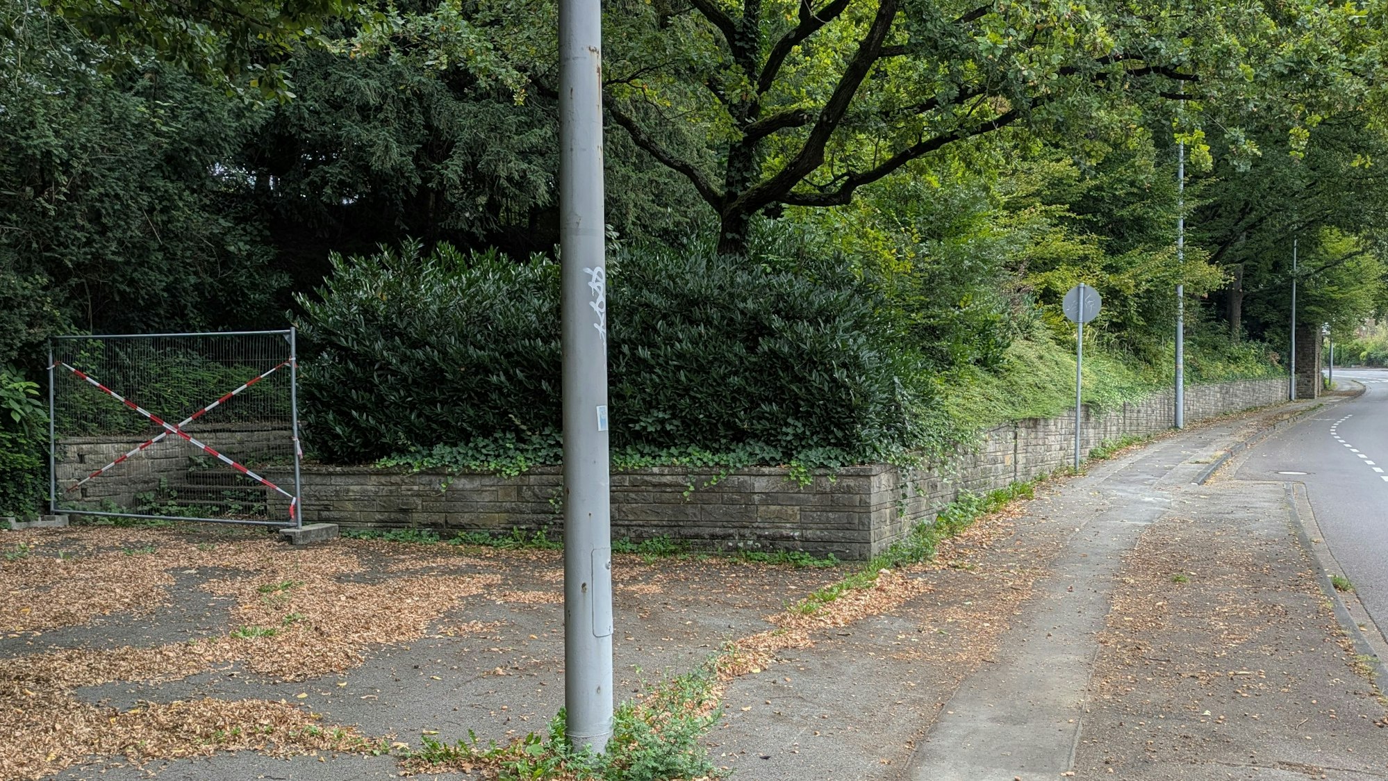 Der Zugang zum Ehrenfriedhof in Opladen über die Treppe ist gesperrt.