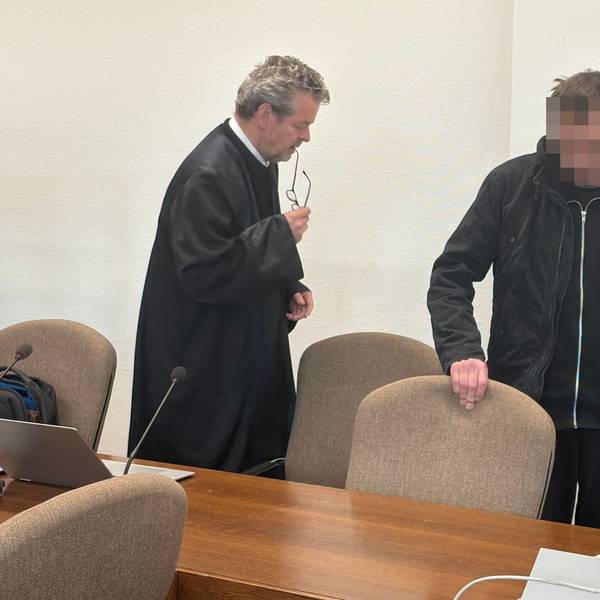 Der Beschuldigte mit seinem Verteidiger Carsten Friedel Keil beim Prozessauftakt im Kölner Landgericht