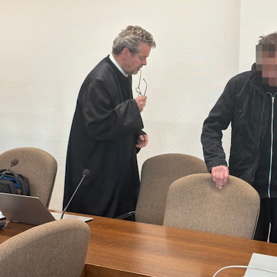 Der Beschuldigte mit seinem Verteidiger Carsten Friedel Keil beim Prozessauftakt im Kölner Landgericht