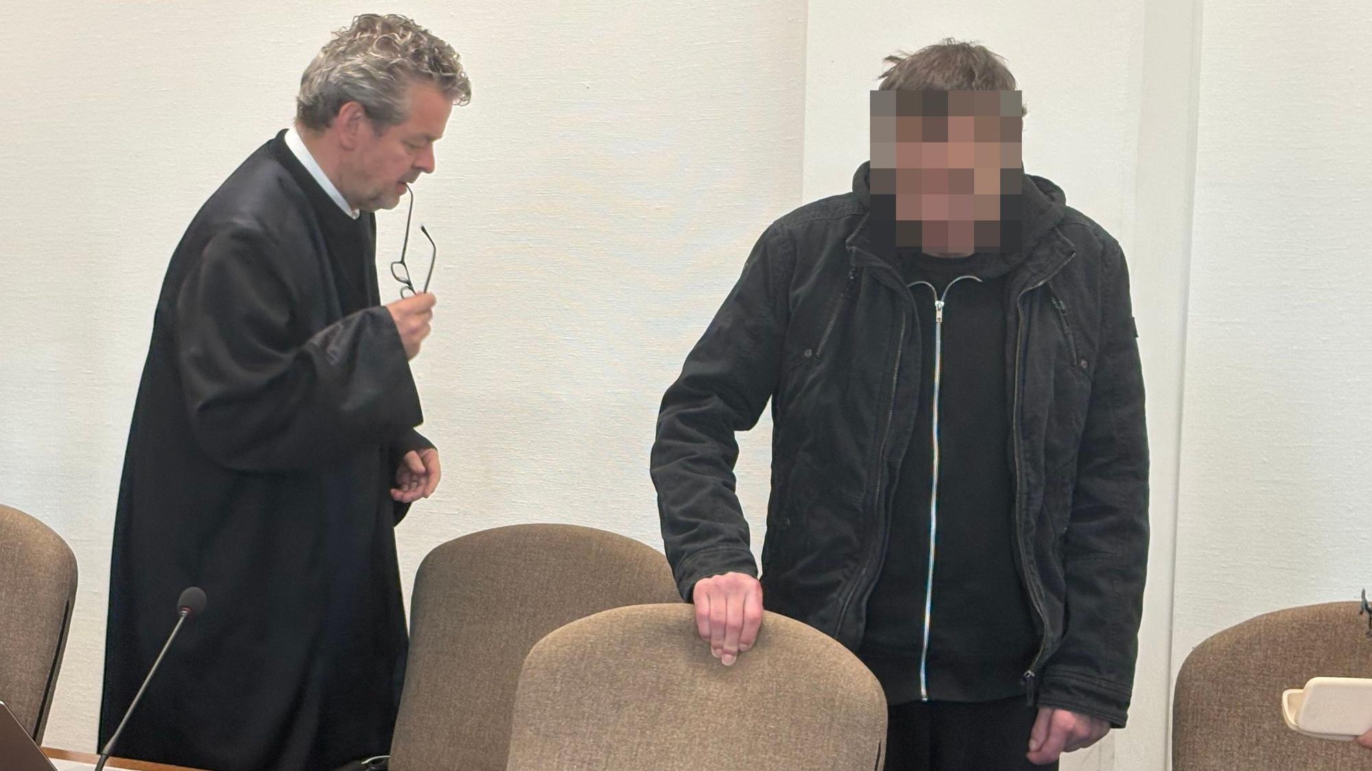 Der Beschuldigte mit seinem Verteidiger Carsten Friedel Keil beim Prozessauftakt im Kölner Landgericht