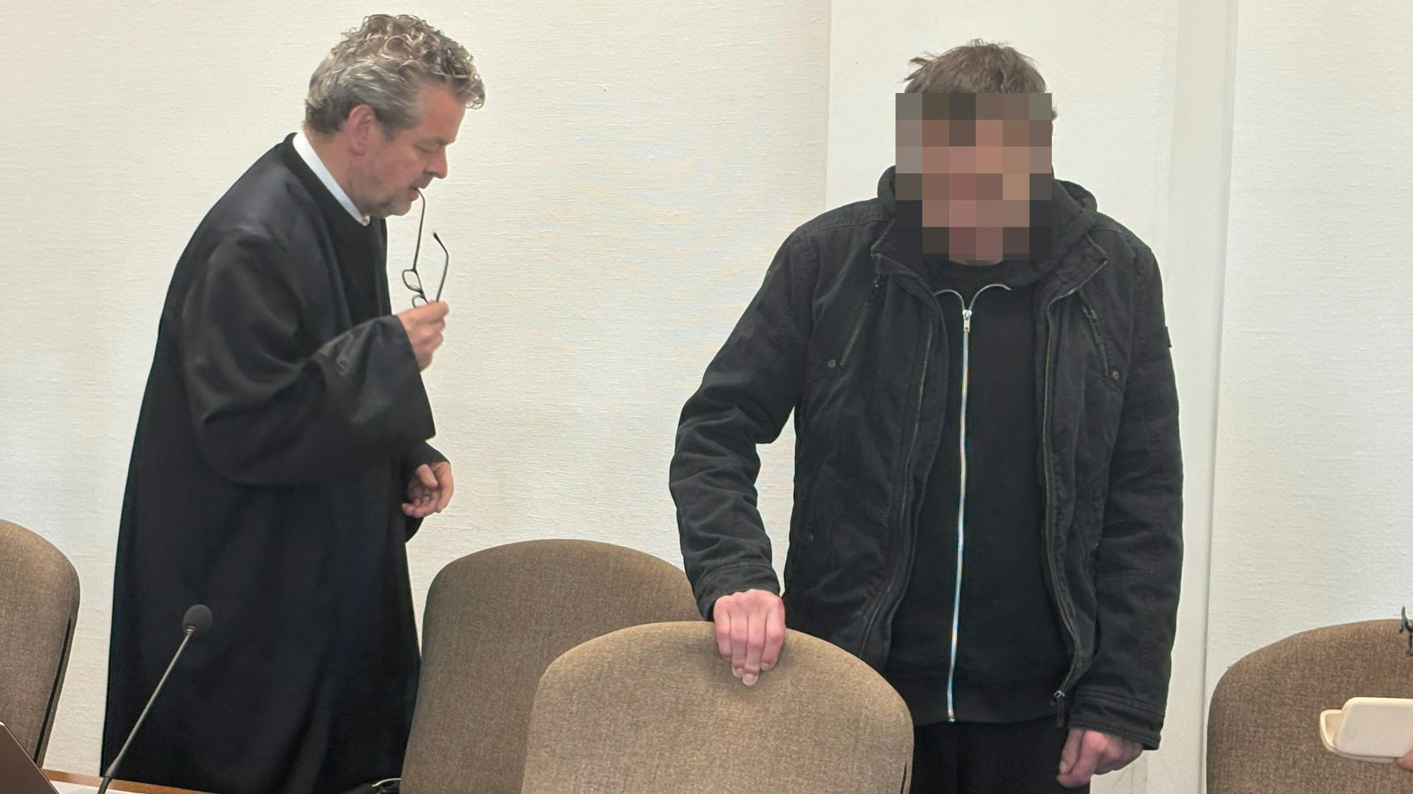 Der Beschuldigte mit seinem Verteidiger Carsten Friedel Keil beim Prozessauftakt im Kölner Landgericht