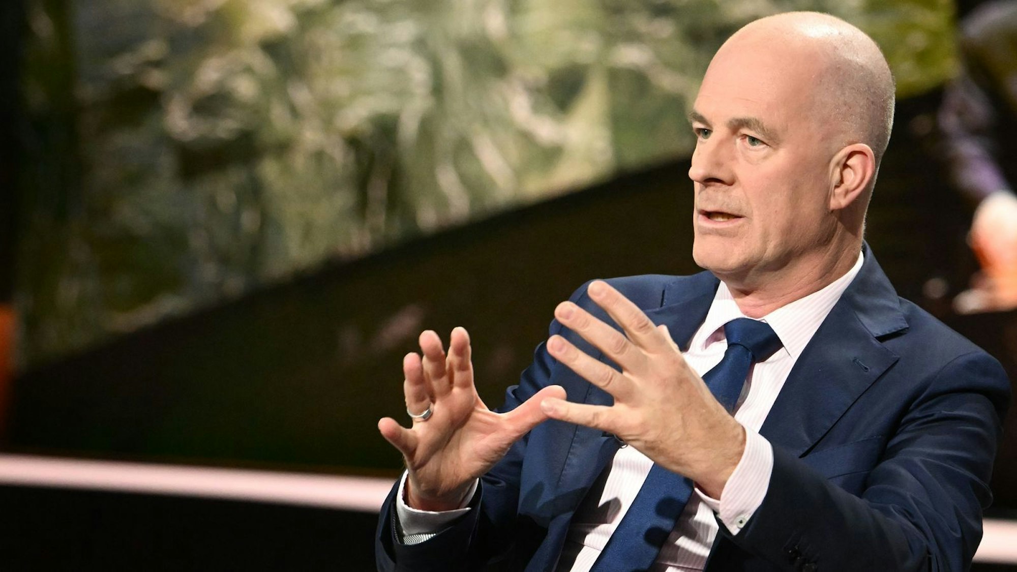Militär-Experte Christian Mölling warnte am Dienstagabend vor einer fehlenden Reaktion Europas auf die jüngsten Drohnen-Vorfälle. (Bild: ZDF / Cornelia Lehmann)