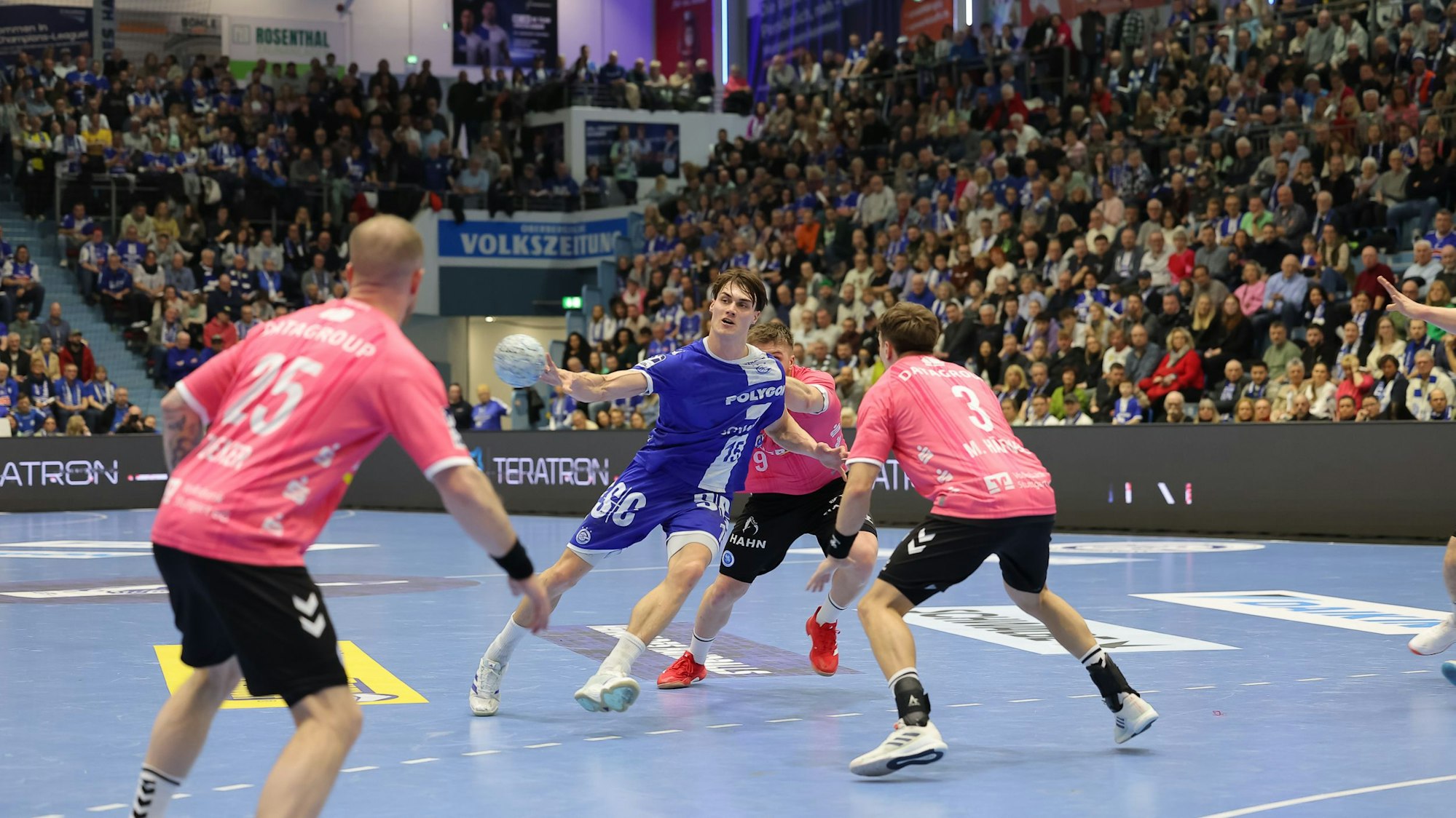 Eine Spielsituation im Handball zwischen dem VfL Gummersbach und dem TVB Stuttgart.