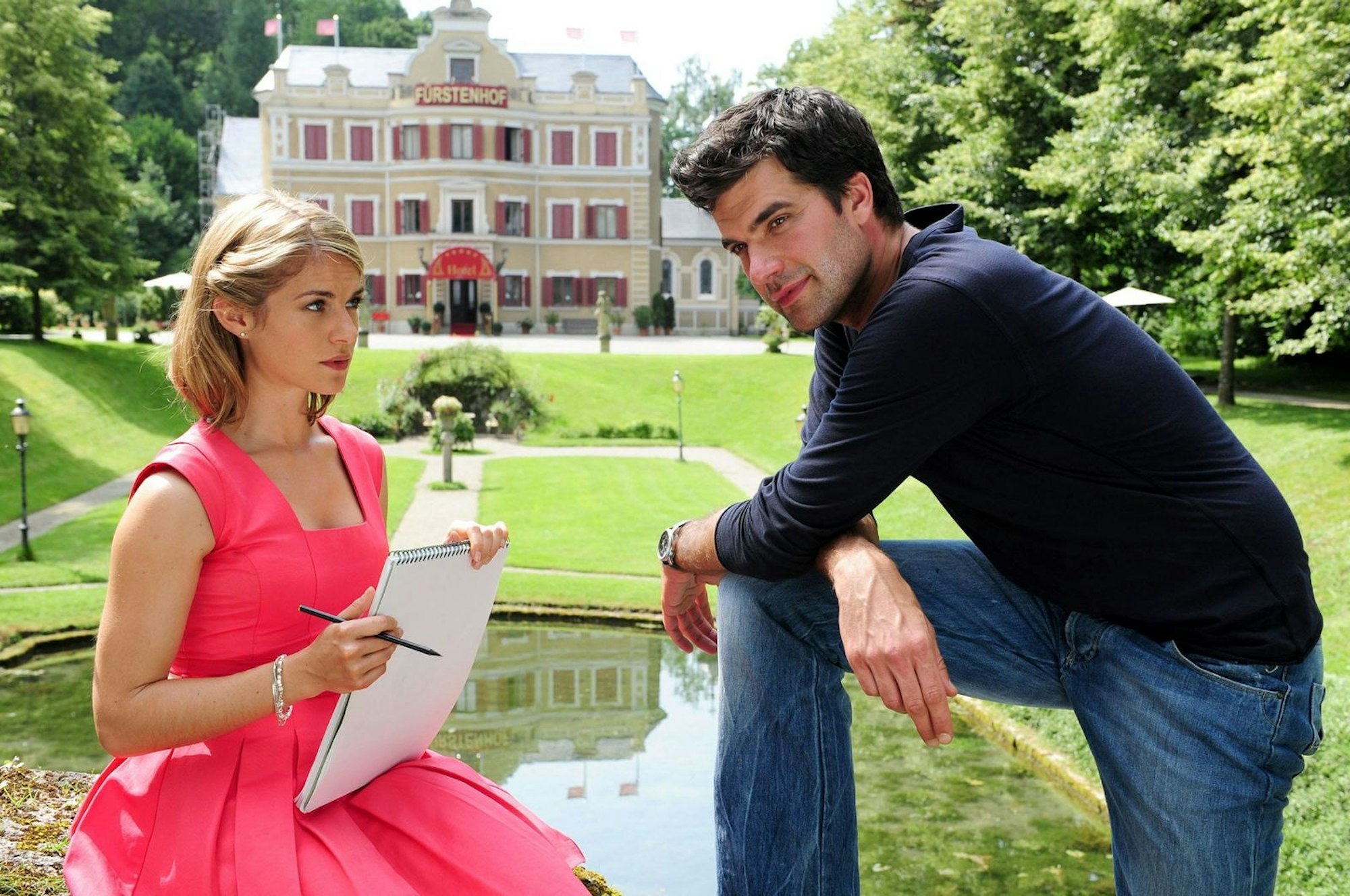 Zu Beginn verschwieg Marlene (Lucy Scherer) in der achten Staffel von „Sturm der Liebe“ Konstantin (Moritz Tittel) ihre Gefühle noch. (Bild: ARD / Ann Paur)