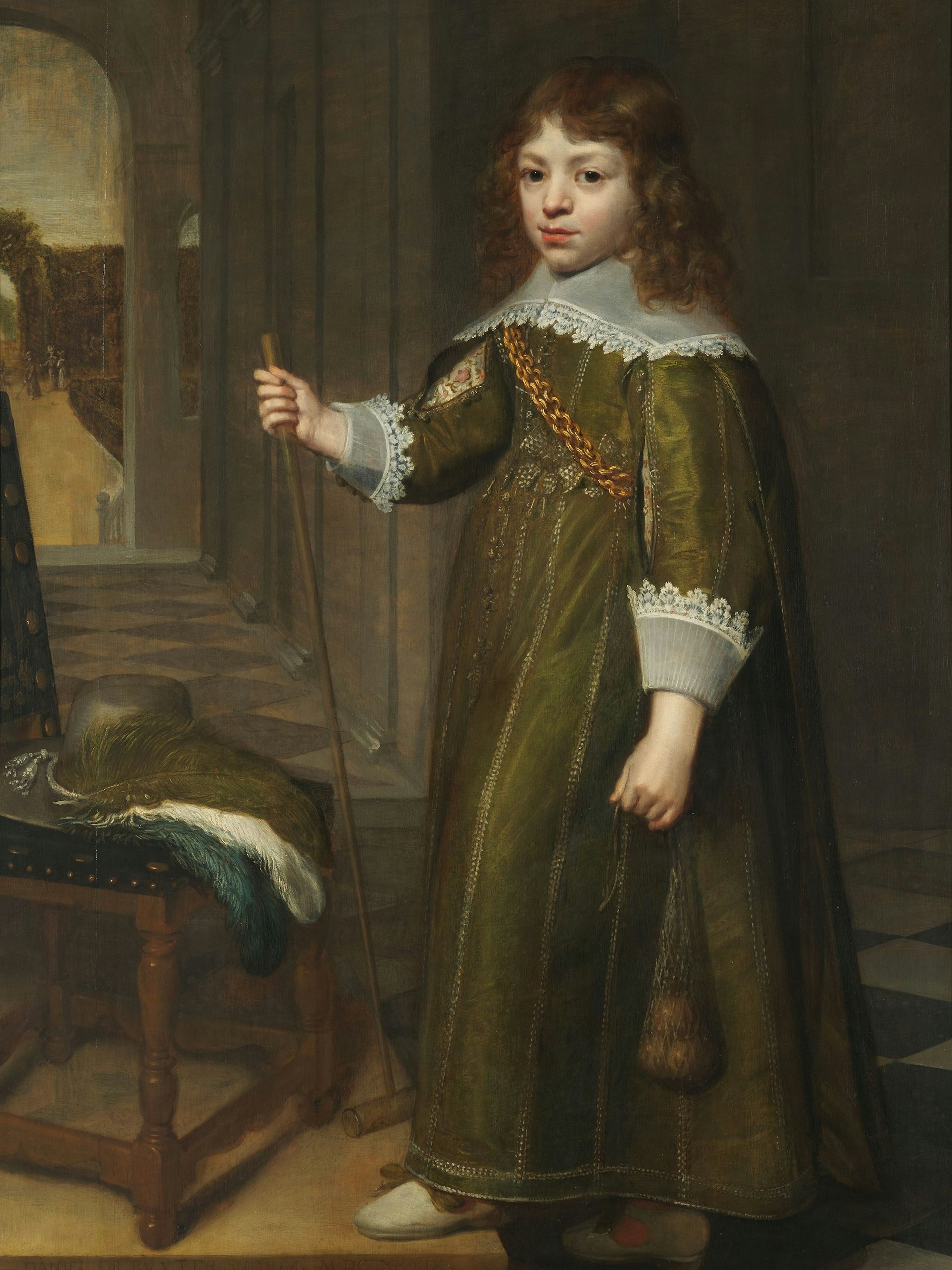 Ein Junge posiert mit seinem Spielzeug.