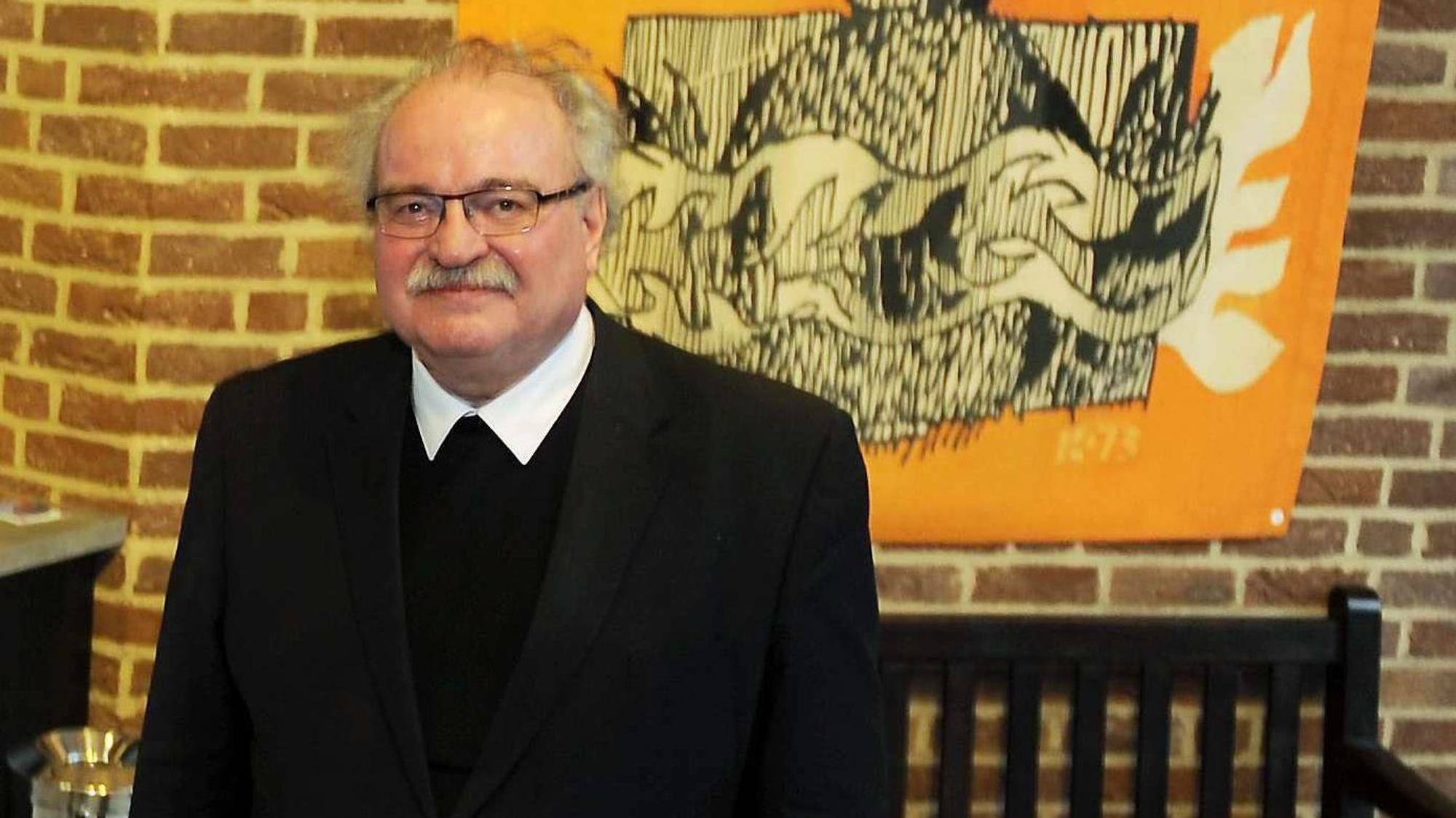 Ausstellungseröffnung Maternushaus Malerei und Tapisserie von Hubert und Karin Schaffmeister
vl Sebastian Schaffmeister, Sabine Schaffmeister und Prälat Josef Sauerborn