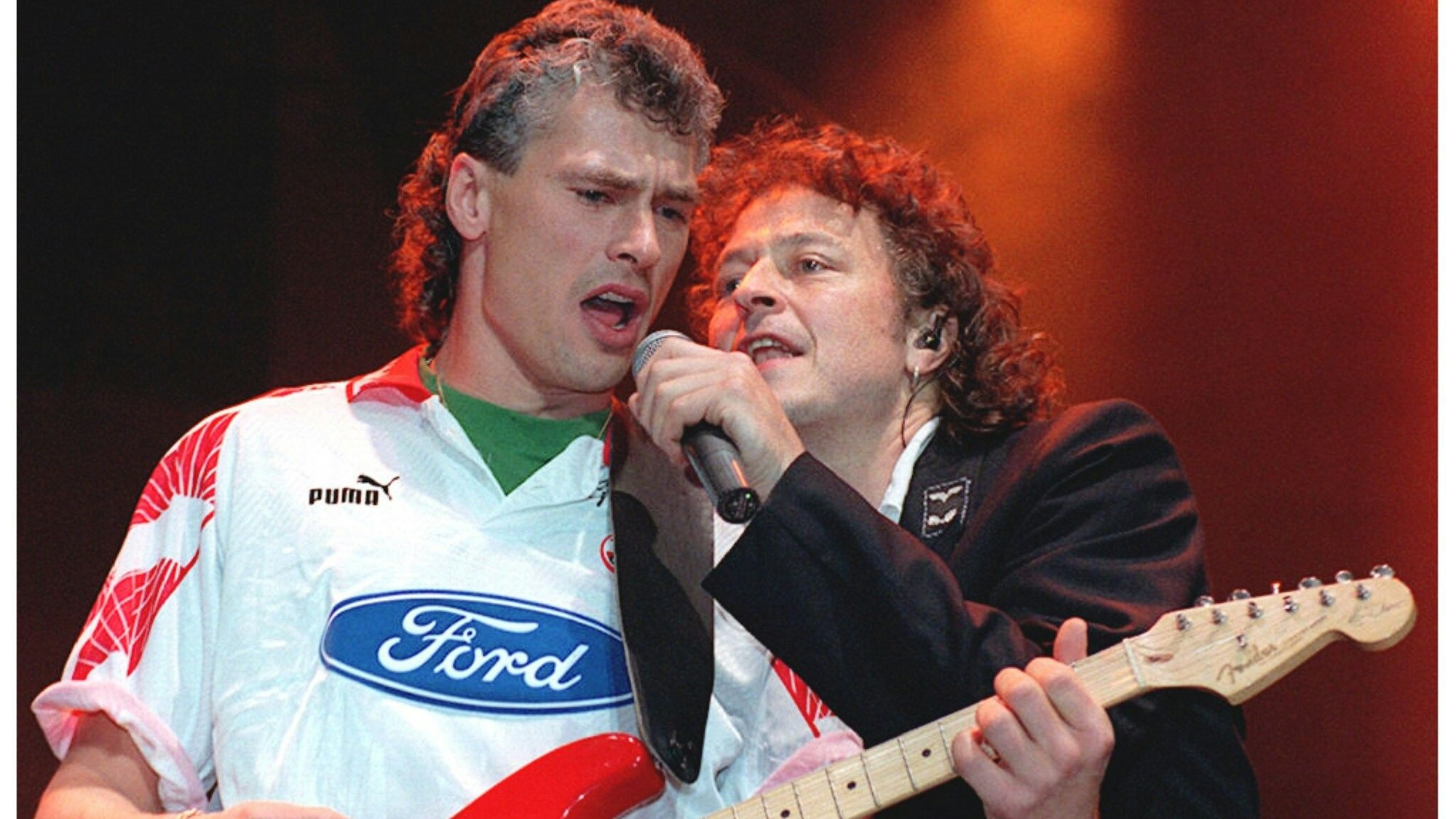 Der Sänger der Kölner Rockgruppe BAP,Wolfgang Niedecken (r), rockt gemeinsam mit dem Fußballer des 1.FC Köln, Toni Polster, beim BAP-Konzert. Foto: picture-alliance/dpa