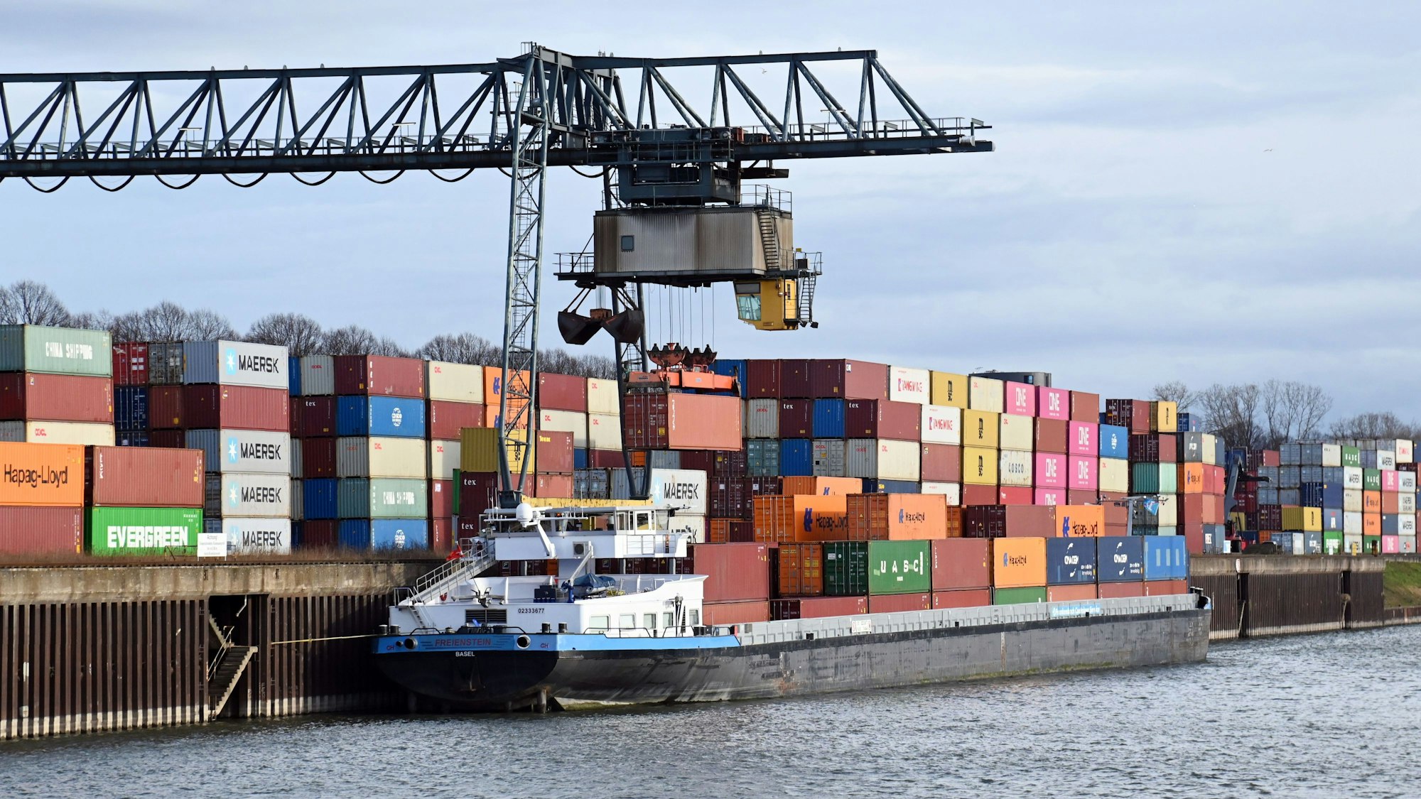 Blick auf den Niehler Hafen in Köln.