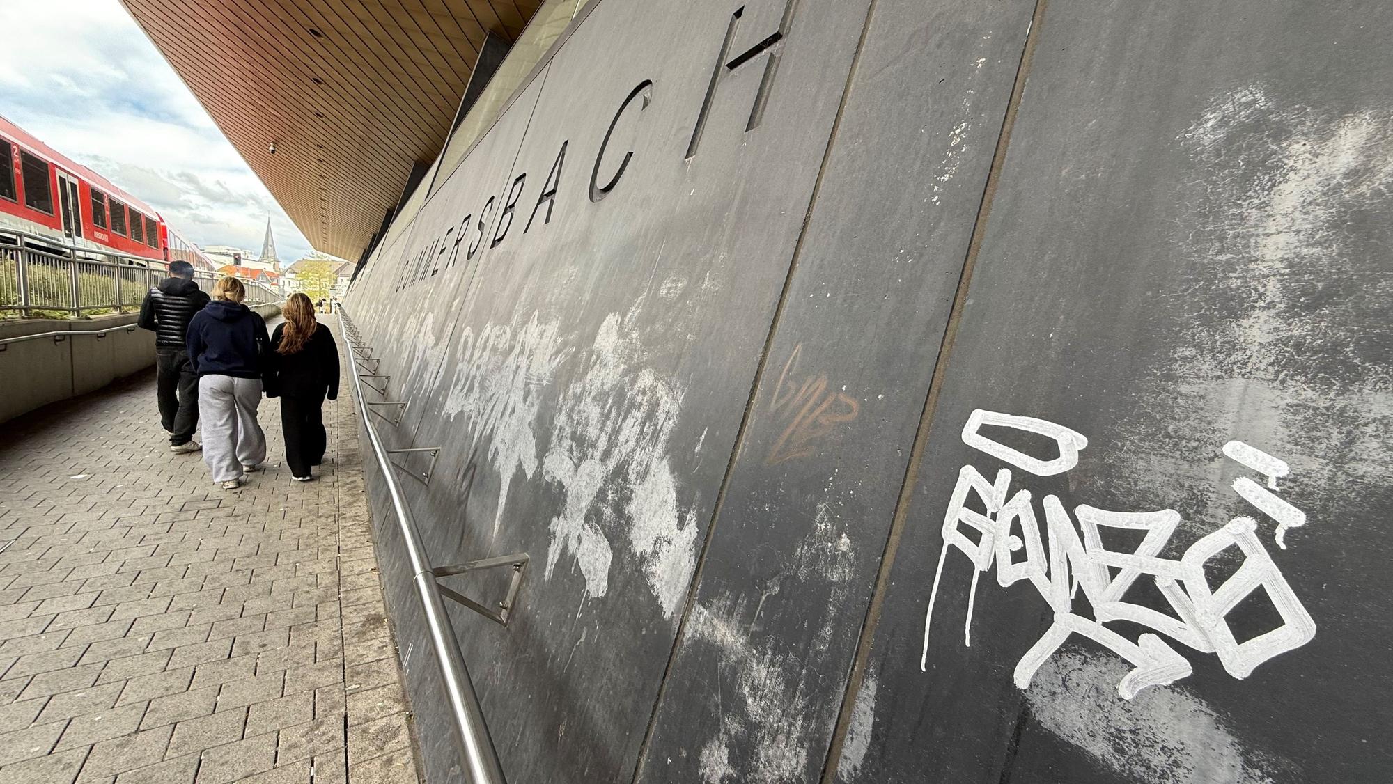Die Wand am Gummersbacher Bahnhof ist voll mit Graffiti.