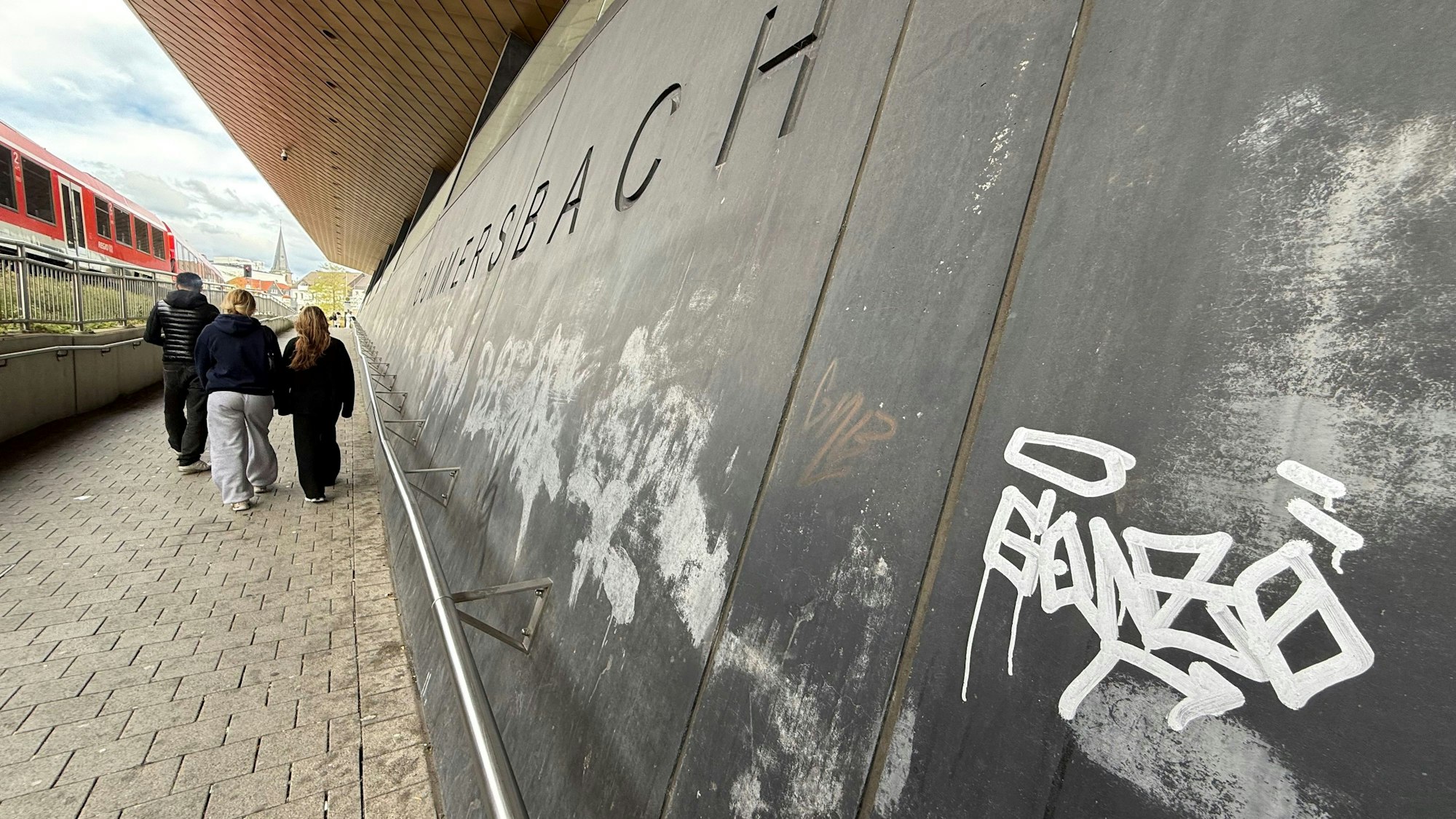 Die Wand am Gummersbacher Bahnhof ist voll mit Graffiti.