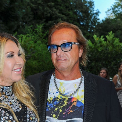 Robert Geiss und Carmen Geiss stehen nebeneinander.