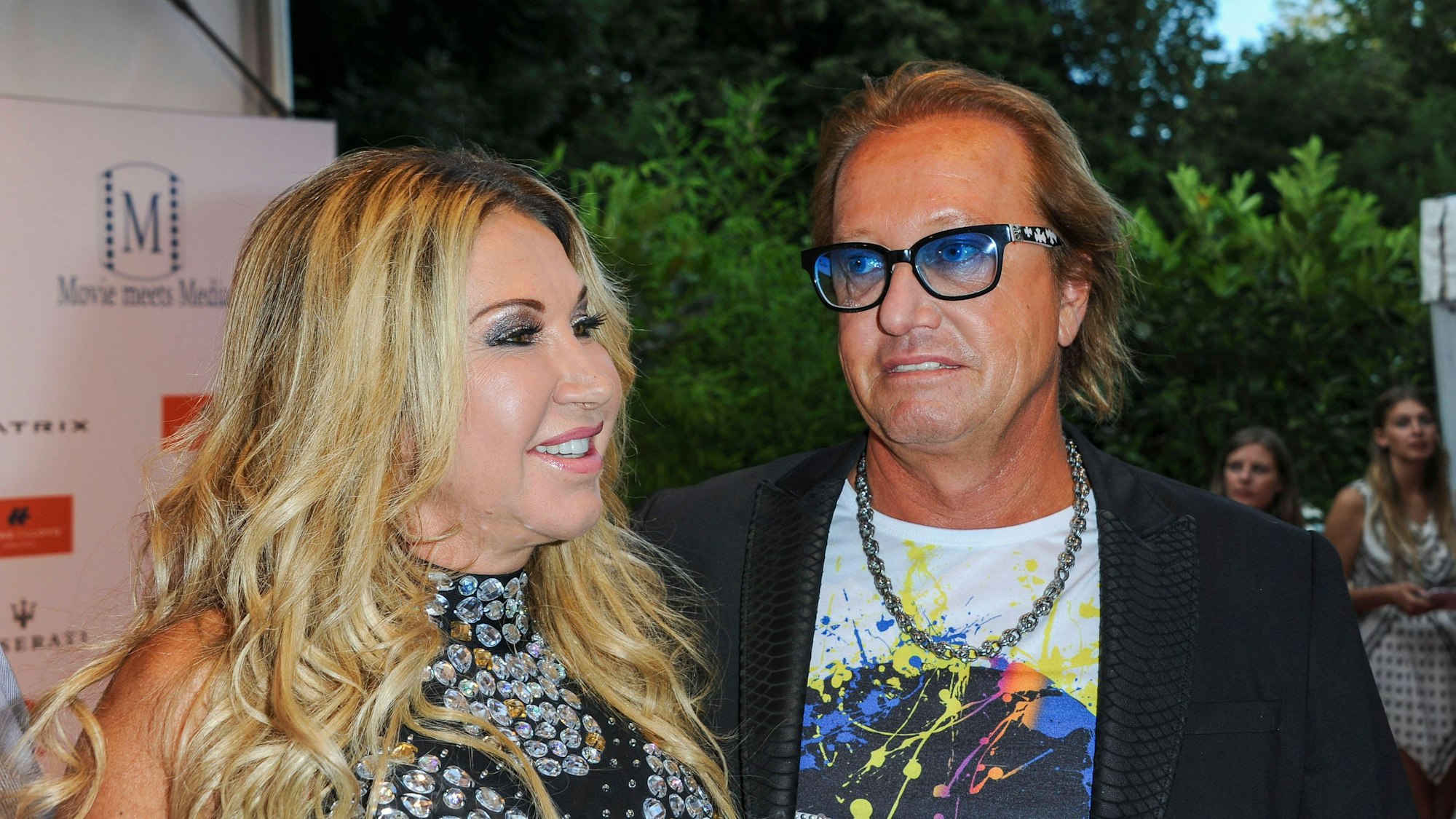 Robert Geiss und Carmen Geiss stehen nebeneinander.