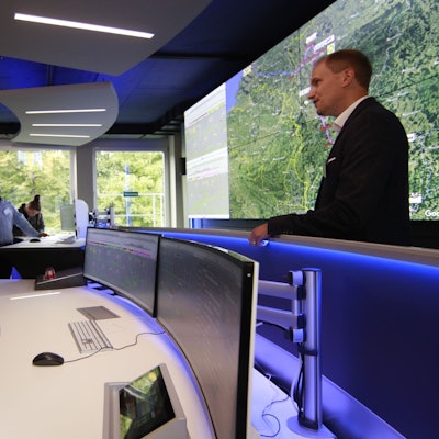 Wirtschaftsministerin Mona Neubaur (Grüne) verschafft sich einen Überblick über die neue Betriebszentrale der Rhein-Main-Rohrleitungstransportgesellschaft in Köln-Godorf.