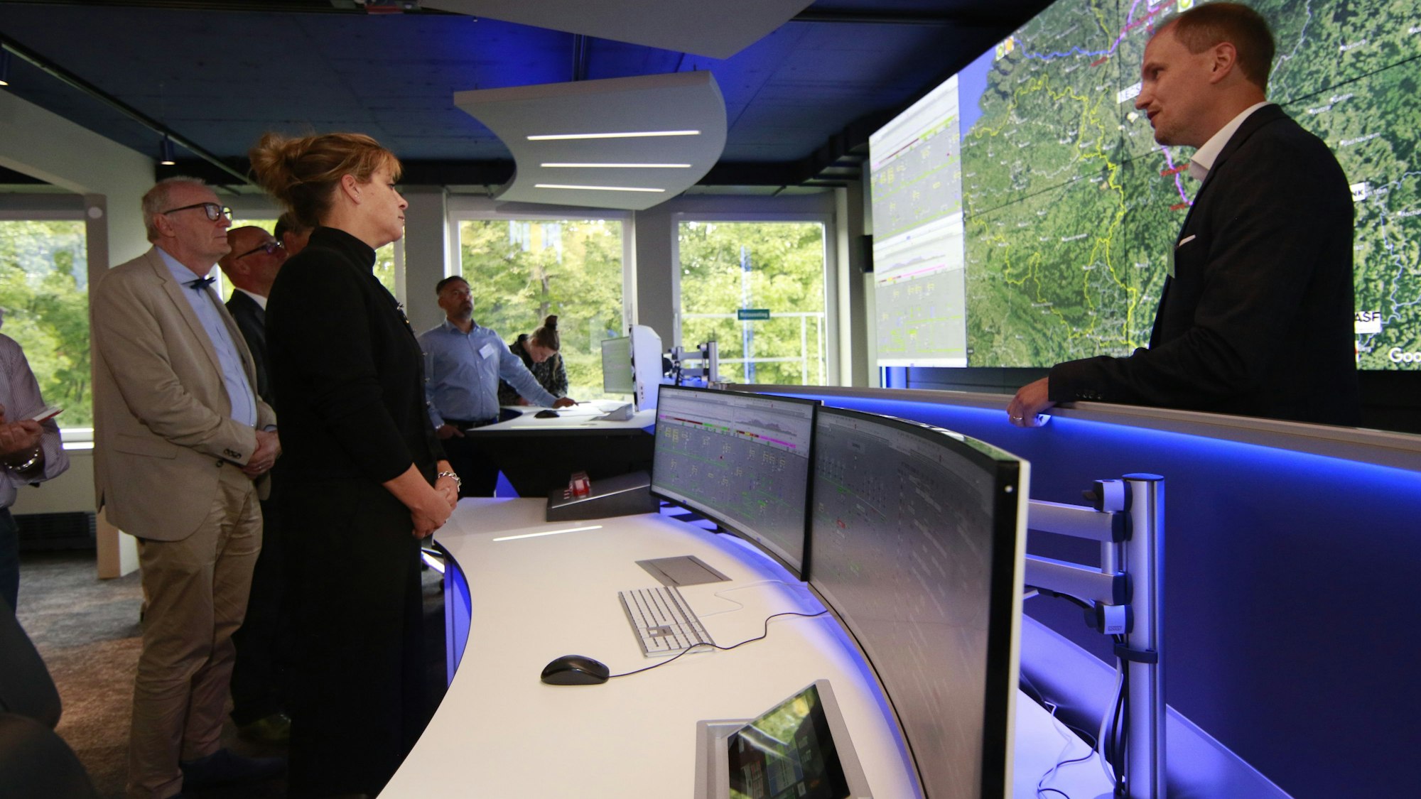 Wirtschaftsministerin Mona Neubaur (Grüne) verschafft sich einen Überblick über die neue Betriebszentrale der Rhein-Main-Rohrleitungstransportgesellschaft in Köln-Godorf.
