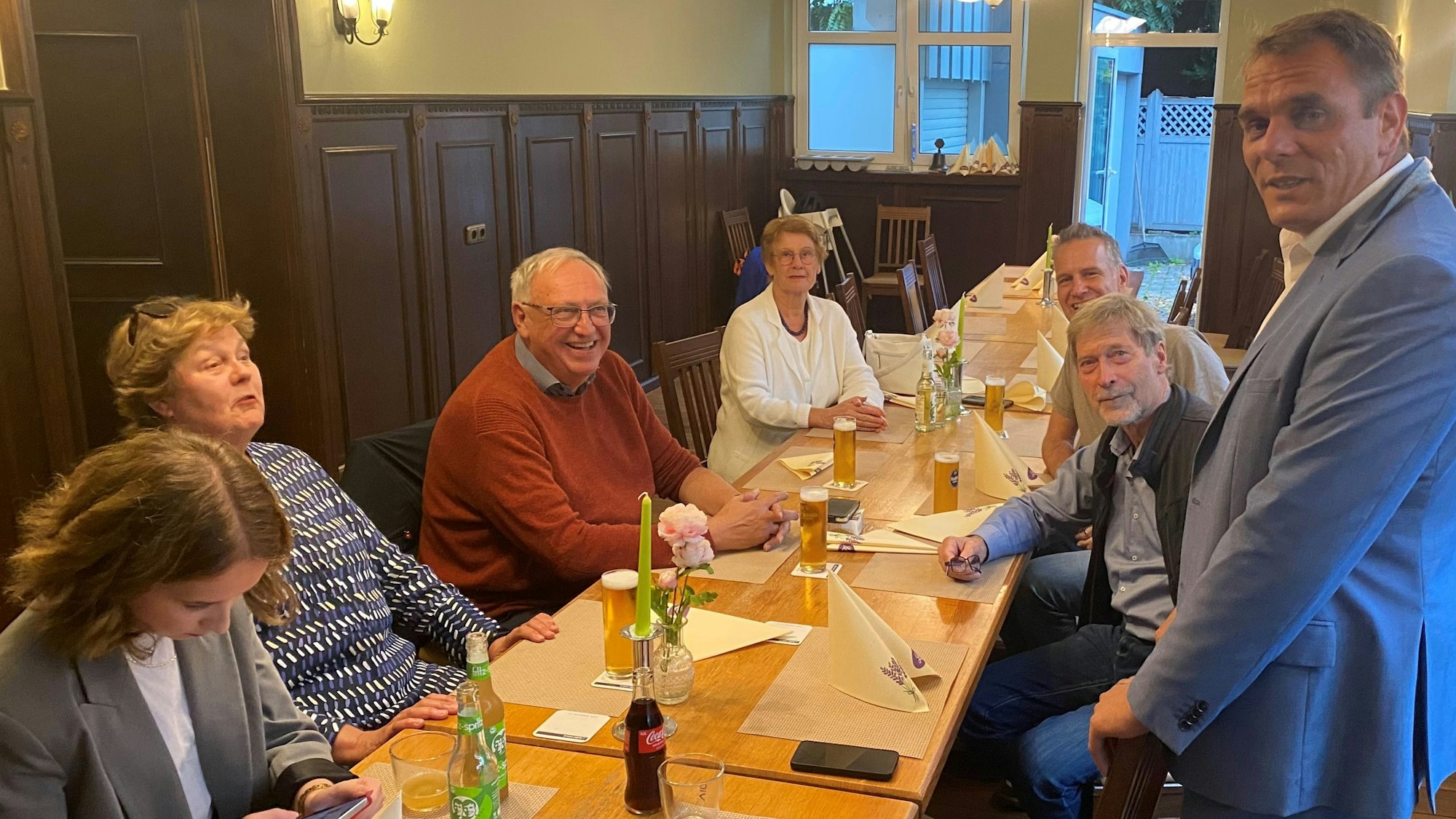 Zu sehen sind Mitglieder der Brühler FDP an einem Tisch in einer Gaststätte.