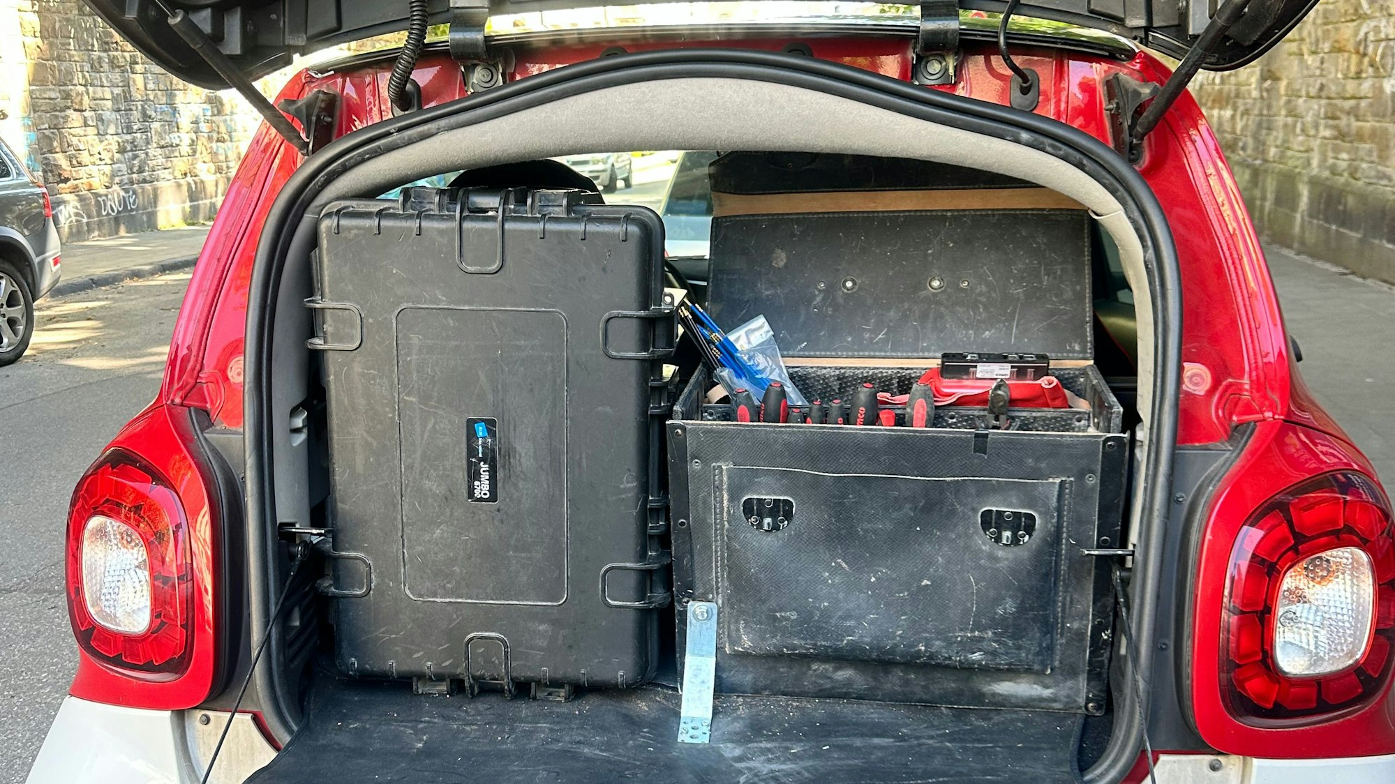 Mit einem Winkel hat Mersim Mrvoljak seinen Werkzeugkoffer fest im Auto verschraubt. Anschließend hat er einen Parkausweis für die Innenstadt erhalten.