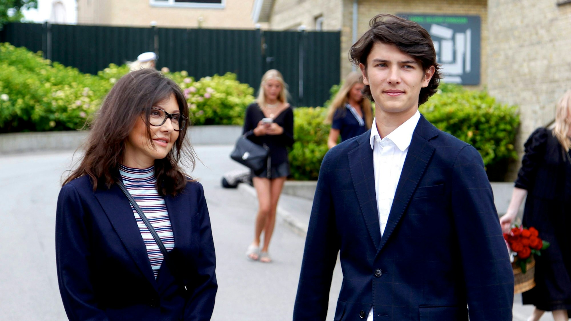 Gräfin Alexandra und Prinz Nikolai stehen nebeneinander.