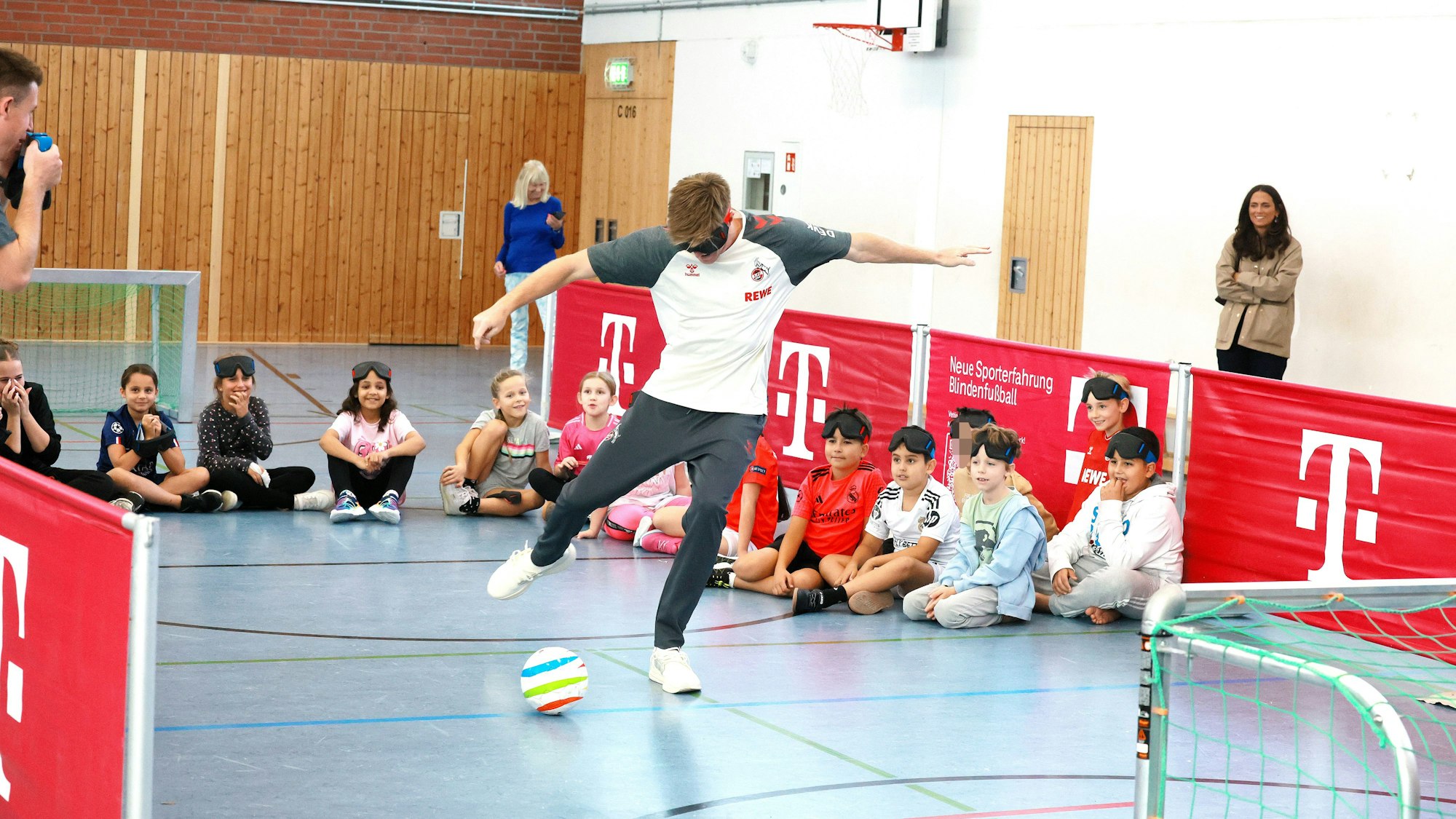 Marius Bülter (1. FC Köln) schießt blind auf ein Tor