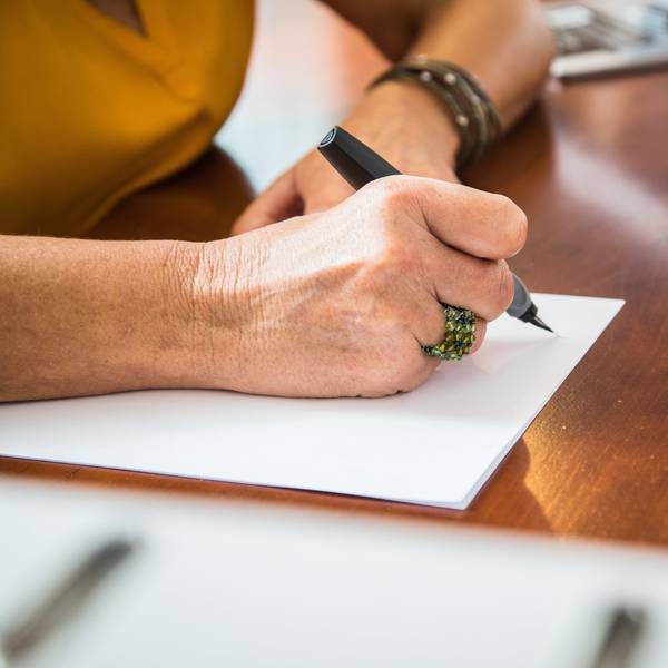 Frau beim Verfassen eines handschriftlichen Testaments.