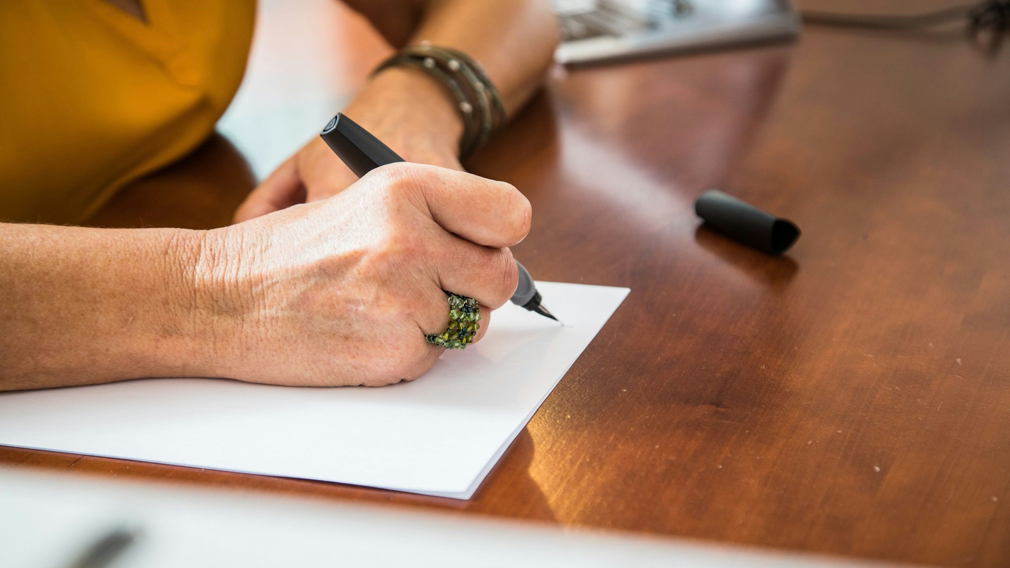 Frau beim Verfassen eines handschriftlichen Testaments.
