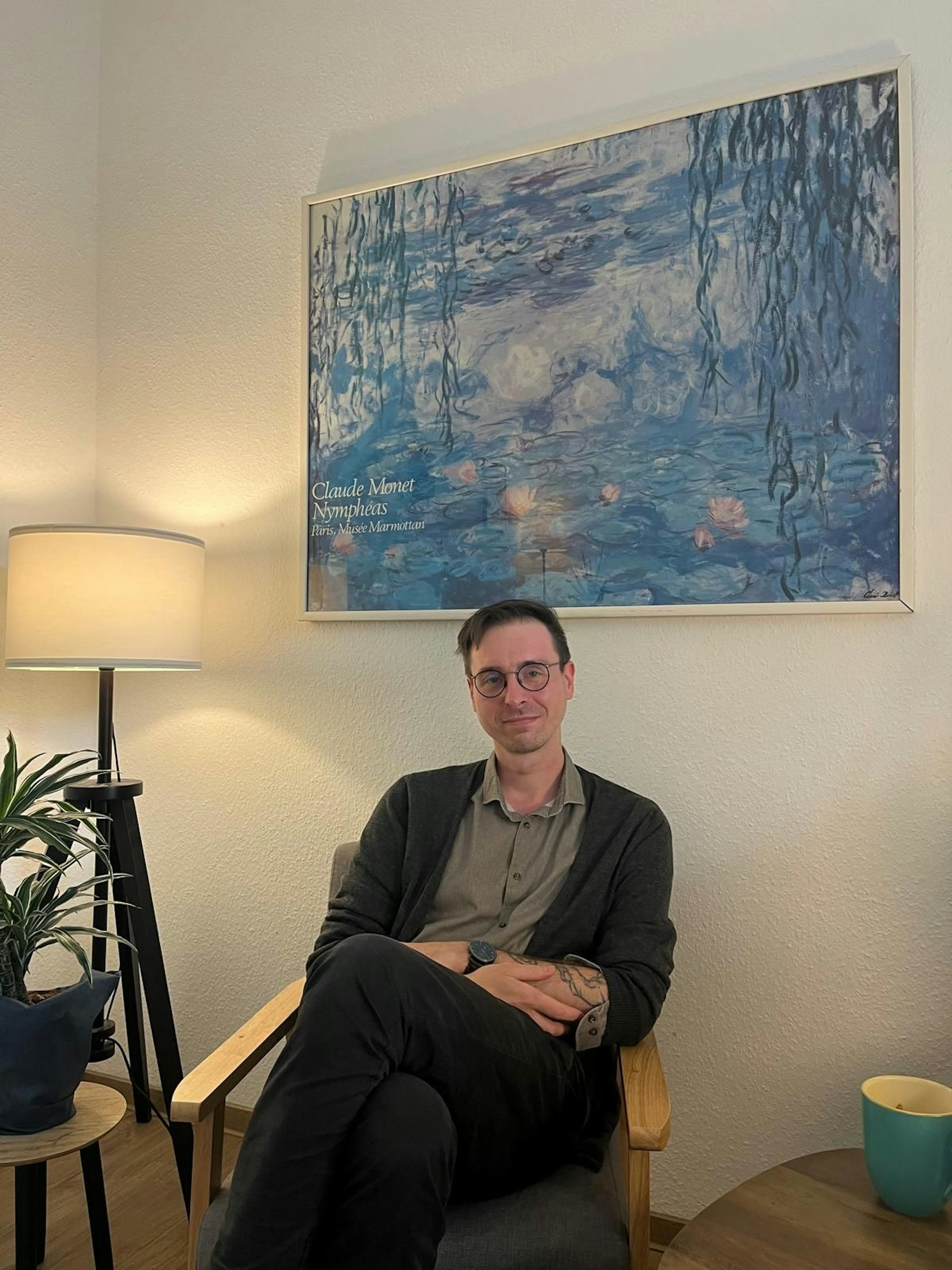 Marc Thomas sitzt im Beratungsraum.