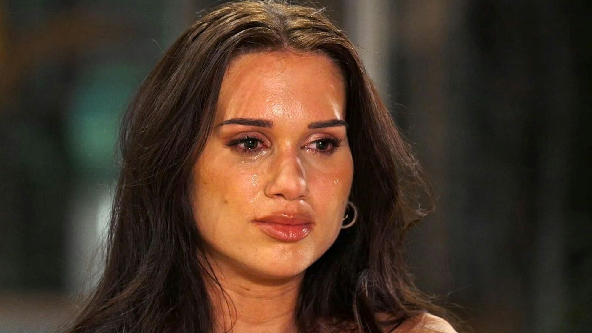 Schon seit Wochen hielten sich die Gerüchte hartnäckig, dass die aktuelle Staffel von „Princess Charming“ (RTL+) bei den Dreharbeiten vorzeitig abgebrochen worden sei. Nun hat sich die Befürchtung vieler Fans bewahrheitet. (Bild: RTL)