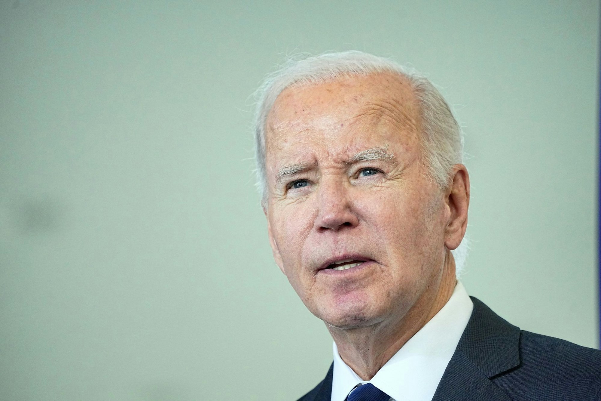 Biden wird von Trump in einer Präsidenten-Galerie vorgeführt.