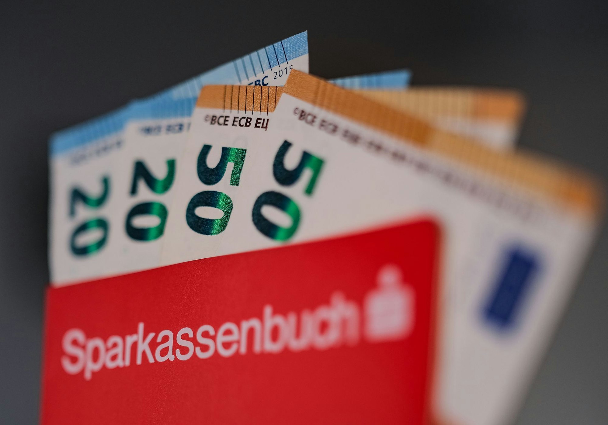 In Deutschland beliebt: Bargeld, Sparbuch, Tagesgeld. (Symbolbild)