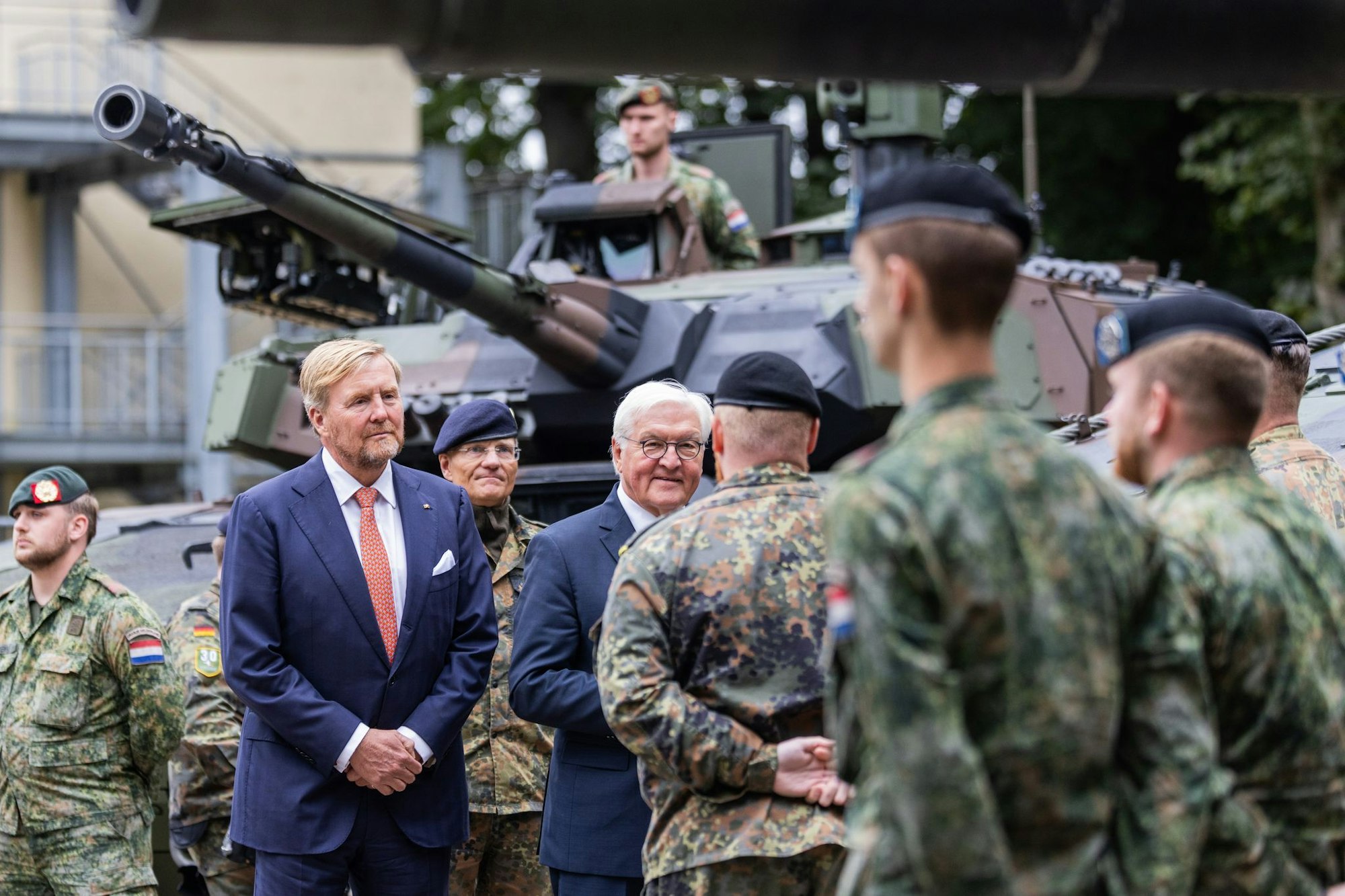 König und Bundespräsident im Gespräch mit den Soldaten.
