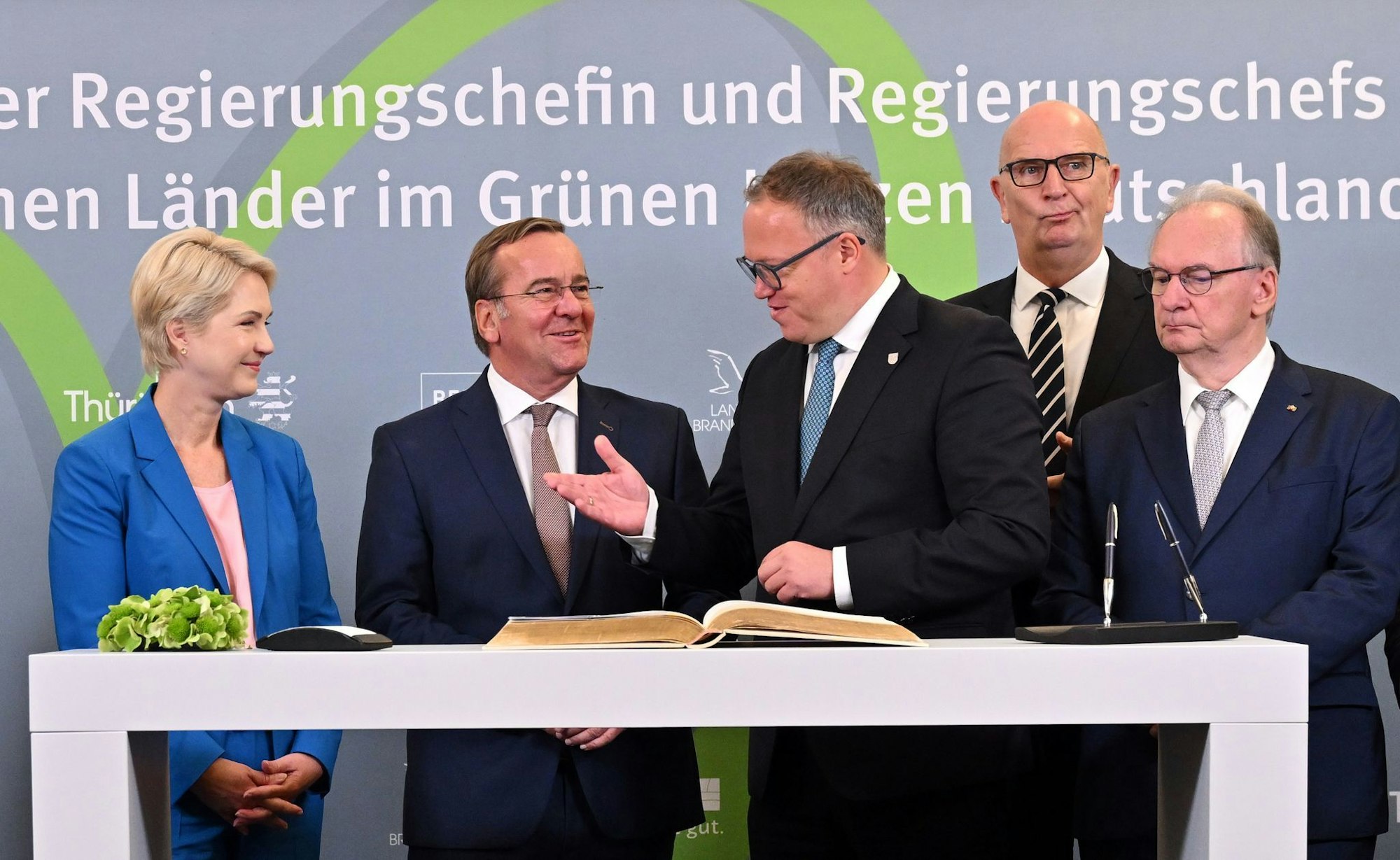 Bundesverteidigungsminister Boris Pistorius nahm auf Schloss Ettersburg an Beratungen der ostdeutschen Ministerpräsidenten teil. Es ging um die Verteidigungsfähigkeit.