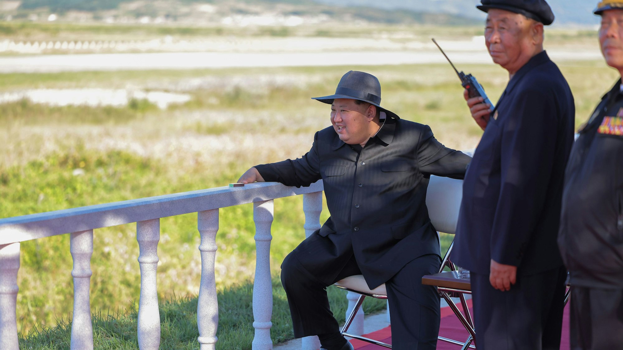 Kim Jong Un schaut bei einer Übung zu.