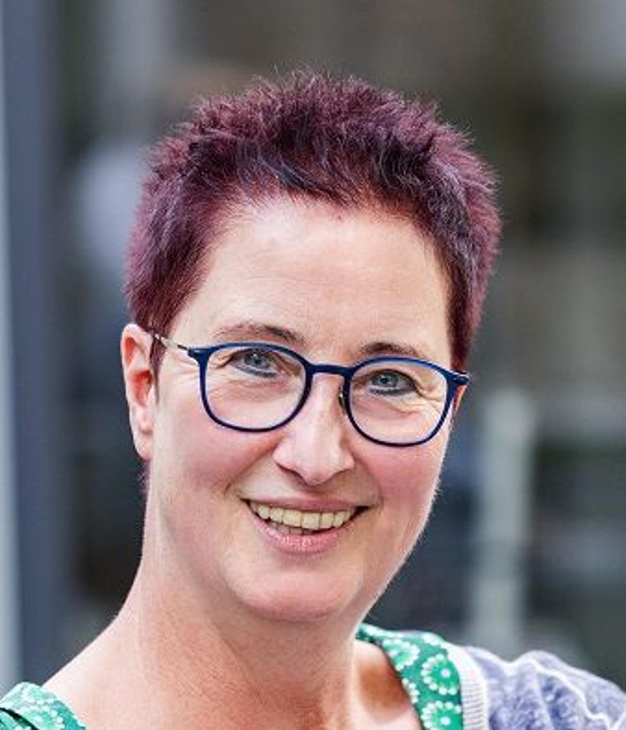 Christiane Stermann ist Mitarbeiterin beim linksrheinischen Gewaltschutzzentrum Sozialdienst katholischer Frauen e. V. und begleitet Betroffene von häuslicher Gewalt.