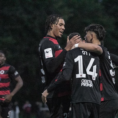 Jubel bei Viktoria Kölns Doppeltorschützen Raphael Ott (Nummer 14)