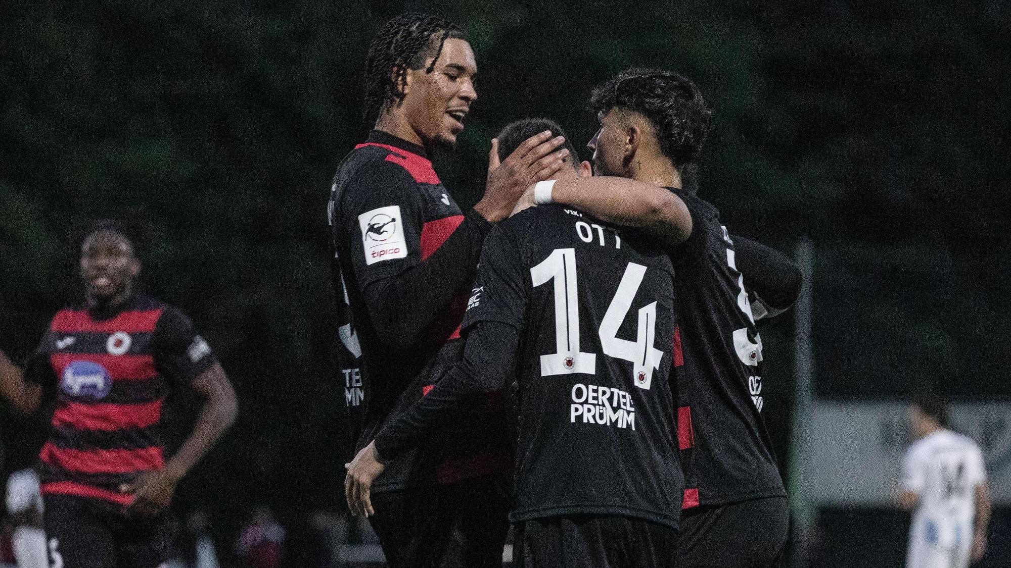 Jubel bei Viktoria Kölns Doppeltorschützen Raphael Ott (Nummer 14)