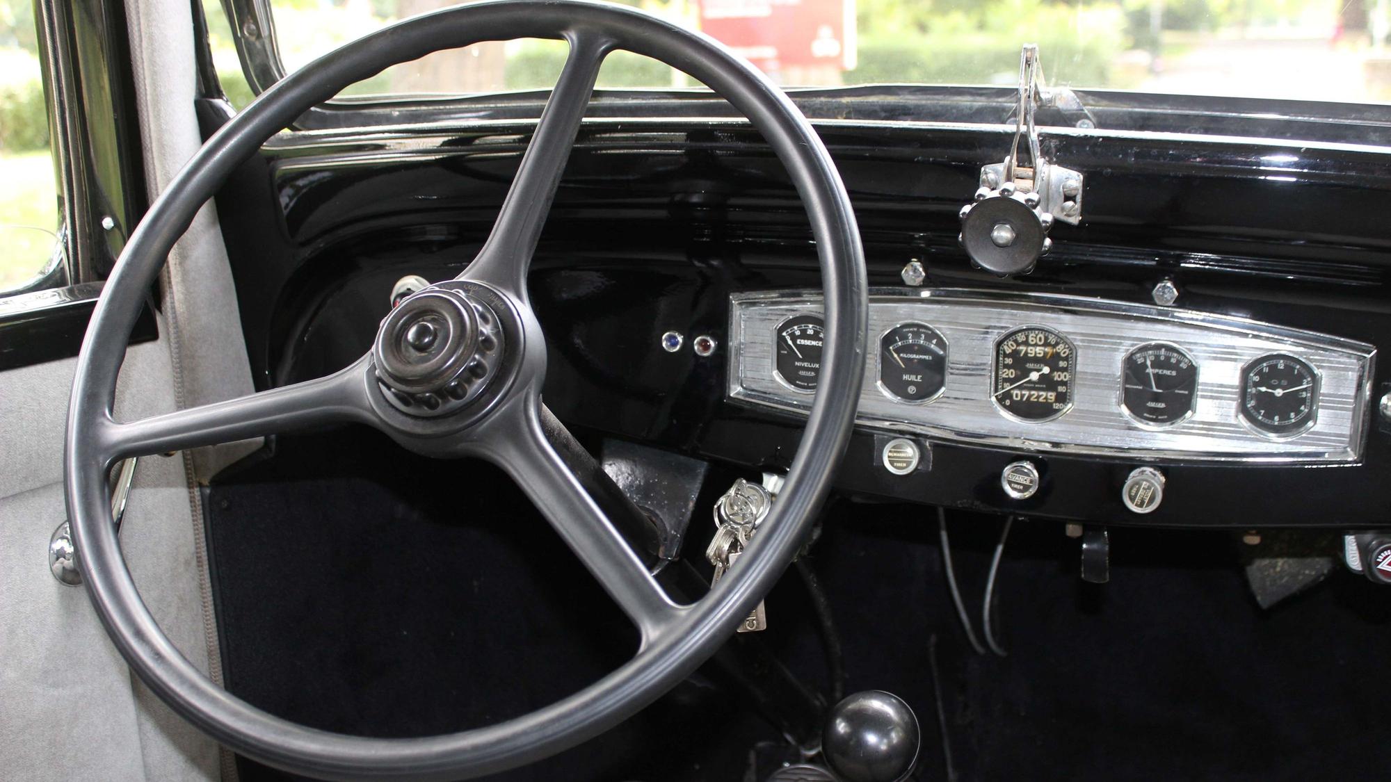 Lenkrad und Anzeigen im Innenraum eines Citroën Rosalie.