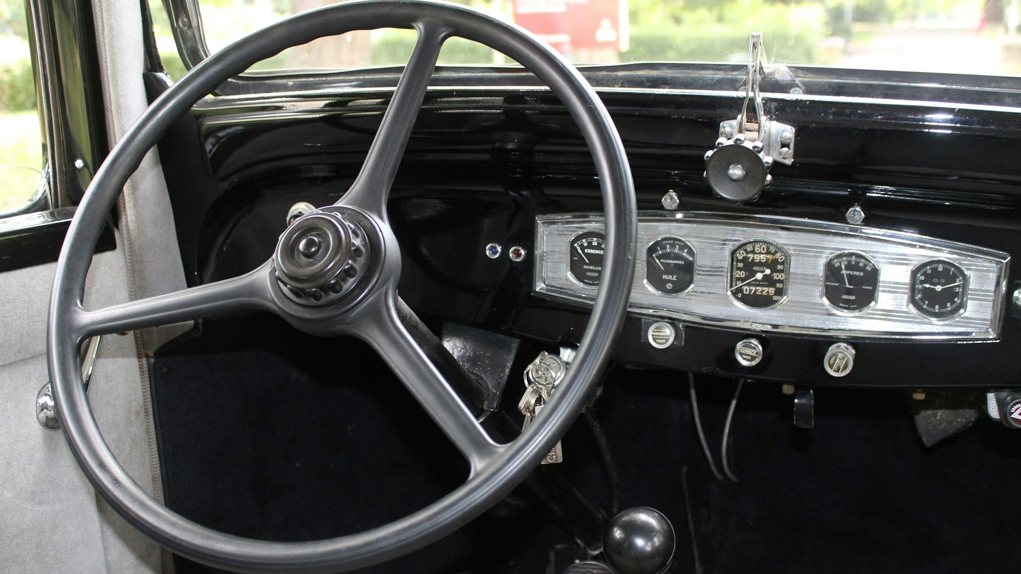 Lenkrad und Anzeigen im Innenraum eines Citroën Rosalie.