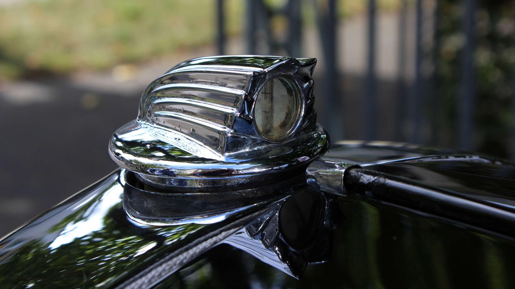 Die Temperaturanzeige am Ende der Motorhaube des Citroën Rosalie.