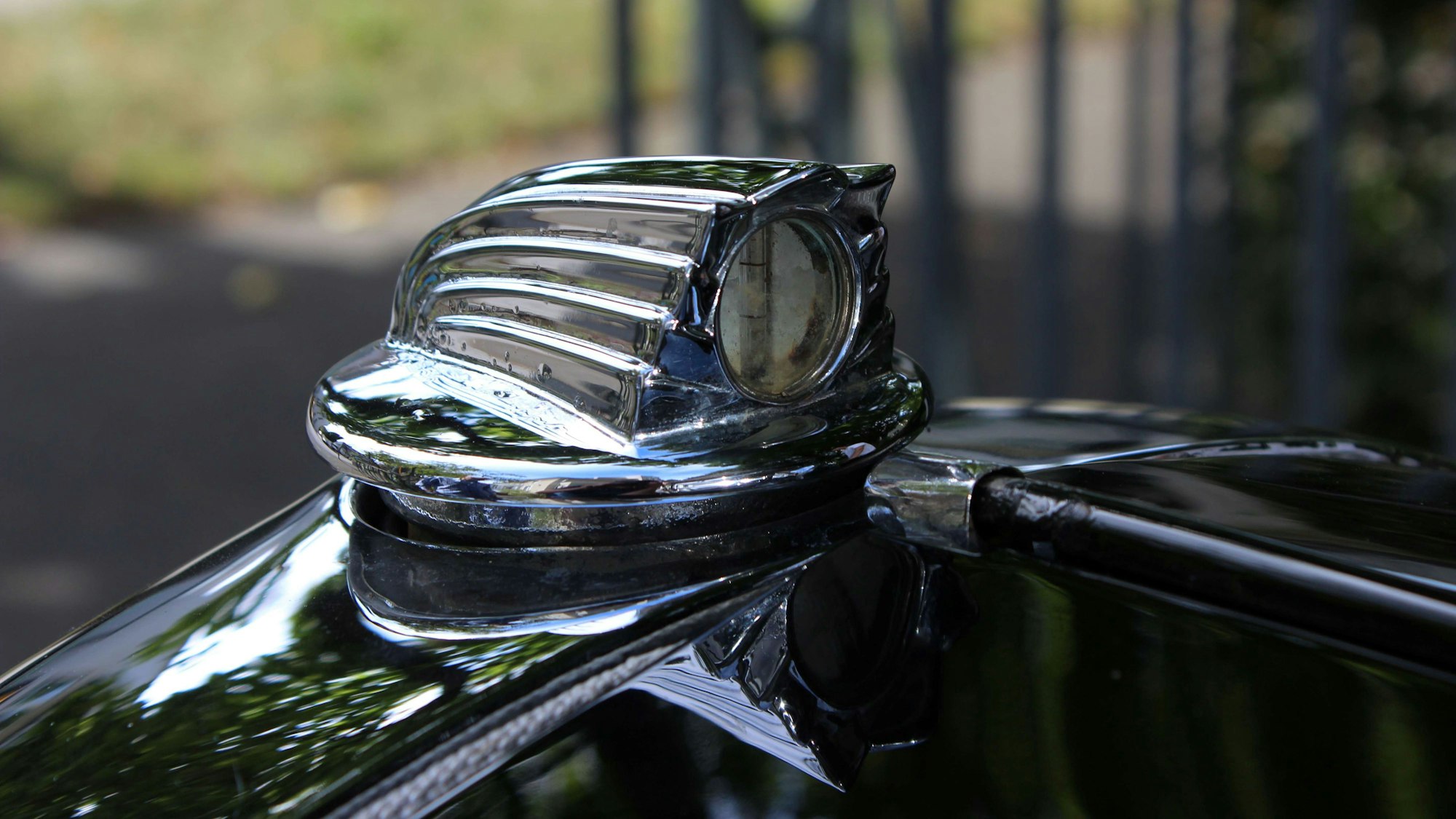 Die Temperaturanzeige am Ende der Motorhaube des Citroën Rosalie.